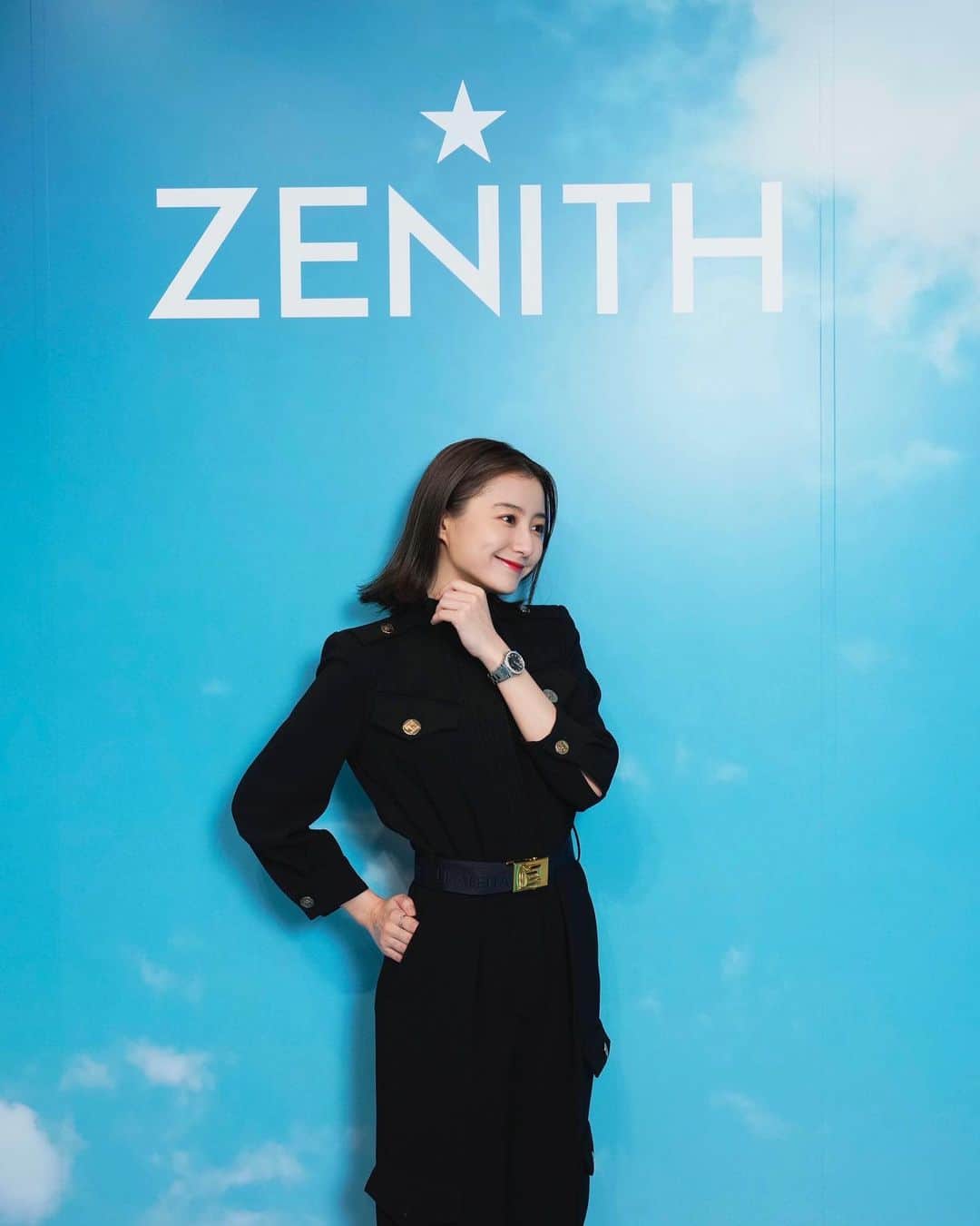 高田里穂のインスタグラム：「@zenithwatches ☁️☀️  ZENITH PHOTO EXHIBITION BY LESLIE KEE   スイス高級時計ブランド「ゼニス」が パイロットウォッチの発売を記念して、 写真家レスリー・キーとのコラボレーション写真展を 10月1日(日)までX8ギャラリーにて開催。  パイロットウォッチの 堂々とした重厚感を感じられるデザインに ドキッとしました🩶  #Zenith #ゼニス #ゼニスパイロット #ZenithXLeslieKee @lesliekeesuper」