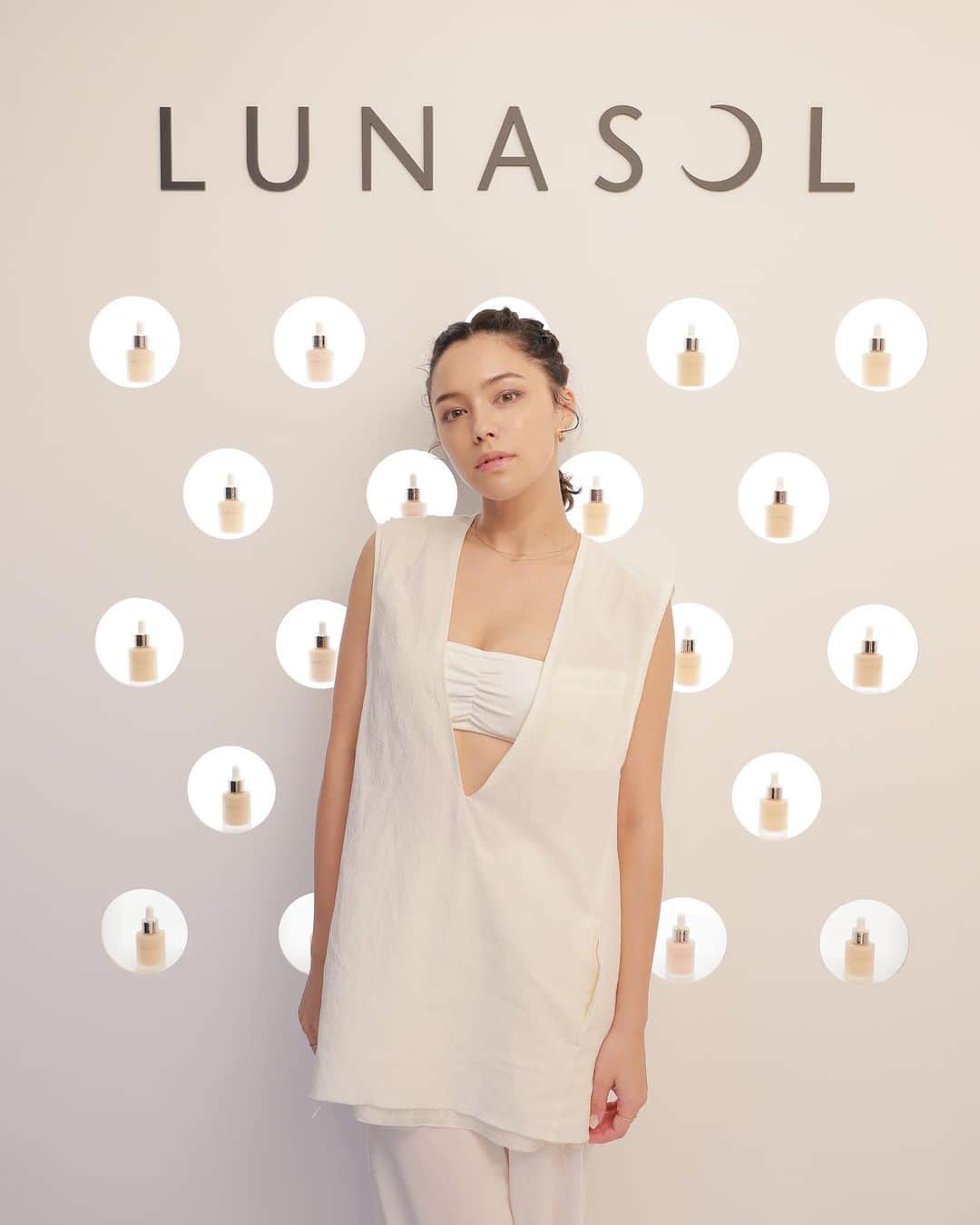 ステファニーのインスタグラム：「🪞✨💫 LUNASOL 2023 Autumn POPUP @lunasolofficial   9月22日に発売される新作のアイテムたちを、 一足お先にトライ。素敵にメイクアップして頂きました！  肌馴染みのいい綺麗なラメが特徴的な宇宙をイメージした アイシャドウや、美容成分たっぷりのファンデーションは びっくりするくらい自然に溶け込んで、綺麗な艶感を演出 してくれました。 私がトライしたのはブルーなんだけど、普段カラーメイクをしたい私でもナチュラルに溶け込んで、 これならデイリーに使える！  気になる方は、神宮前にて18日までPOPUPをやっているのでルナソルのアカウントをcheckしてみてね！  @lunasolofficial #lunasol2023popup #カラーオイルセラム #オイル美容液ファンデーション #lunasol #ルナソル」