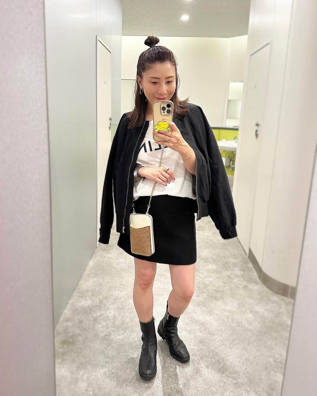 のインスタグラム：「#outfitoftheday ‪ 韓国に来ています🇰🇷 なのに推しのテヒョンさんは本日日本へと旅立ちました。 早くテテがいる東京に帰りたい！！笑 でもせっかくなので楽しみます。  明日はテテのアルバムの撮影場所巡りしようかな🐻💜 今回も完全にひとり旅だけど、 現地の方々の優しさにいろいろ助けられています。  私も日本に来た外国の方で困ってそうな方がいたら 進んで声かけて助けようってつくづく思う。 ほんと皆さん私が声かける前に 困っているのに気づいて助けてくださる方ばかり✨ 日本人はそういうところ気が利かないし、 見て見ぬふりをしがちだから 見習わなければ！と思いますよね。  #ootd#outfit#instafashion#コーデ#秋コーデ#大人カジュアル#大人可愛い#ロゴt#celine#セリーヌ#韓国#韓国旅行#locari#ロカリ」