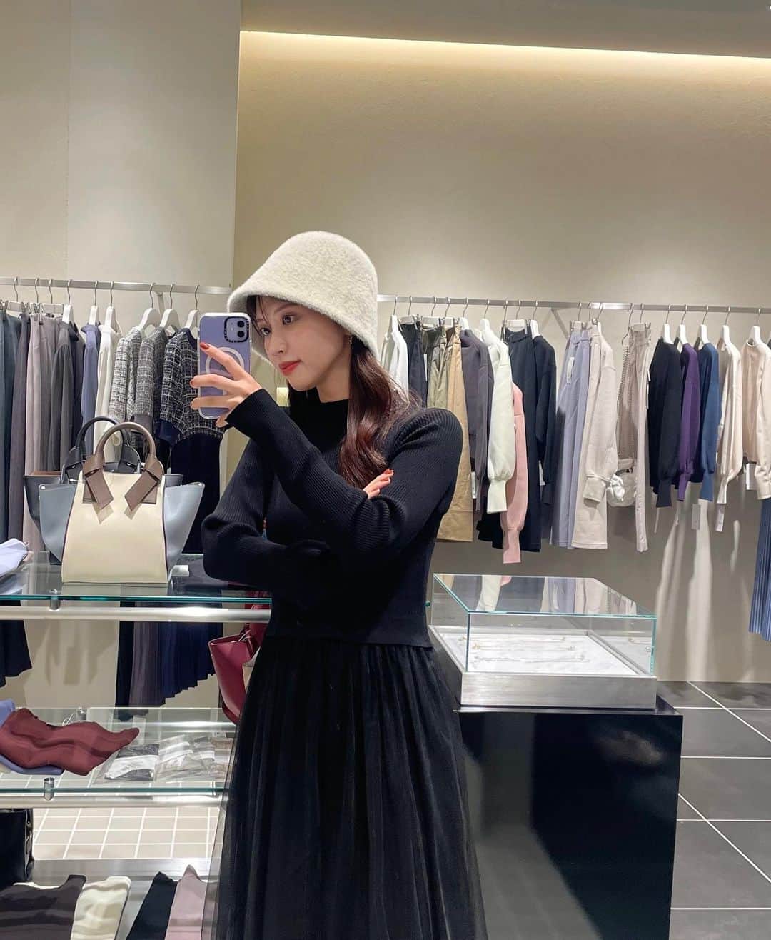 足立沙織さんのインスタグラム写真 - (足立沙織Instagram)「. 今日からリニューアルオープンした @naturalbeautybasic_official 天神地下街店に 遊びに行ってきました🫶🏻 秋物可愛いの多くて悩ましかったけど 2枚目のファーベストをゲットしてきたよ🍂✨  今からの時期でも活躍しそうだから 沢山着よう〜🤍  . #NBB天神地下街 #福岡 #秋コーデ　 #ナチュラルビューティーベーシック  #naturalbeautybasic #ootdfashion  #instagoodday#fukuoka」9月15日 21時32分 - sao_ri_17