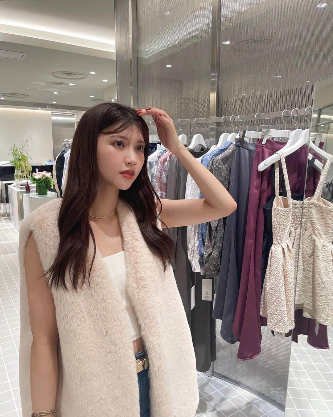 足立沙織さんのインスタグラム写真 - (足立沙織Instagram)「. 今日からリニューアルオープンした @naturalbeautybasic_official 天神地下街店に 遊びに行ってきました🫶🏻 秋物可愛いの多くて悩ましかったけど 2枚目のファーベストをゲットしてきたよ🍂✨  今からの時期でも活躍しそうだから 沢山着よう〜🤍  . #NBB天神地下街 #福岡 #秋コーデ　 #ナチュラルビューティーベーシック  #naturalbeautybasic #ootdfashion  #instagoodday#fukuoka」9月15日 21時32分 - sao_ri_17