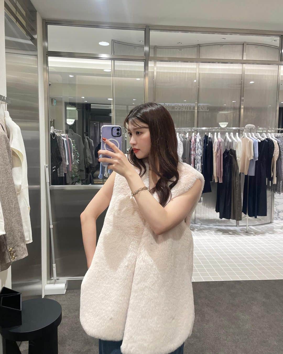足立沙織さんのインスタグラム写真 - (足立沙織Instagram)「. 今日からリニューアルオープンした @naturalbeautybasic_official 天神地下街店に 遊びに行ってきました🫶🏻 秋物可愛いの多くて悩ましかったけど 2枚目のファーベストをゲットしてきたよ🍂✨  今からの時期でも活躍しそうだから 沢山着よう〜🤍  . #NBB天神地下街 #福岡 #秋コーデ　 #ナチュラルビューティーベーシック  #naturalbeautybasic #ootdfashion  #instagoodday#fukuoka」9月15日 21時32分 - sao_ri_17