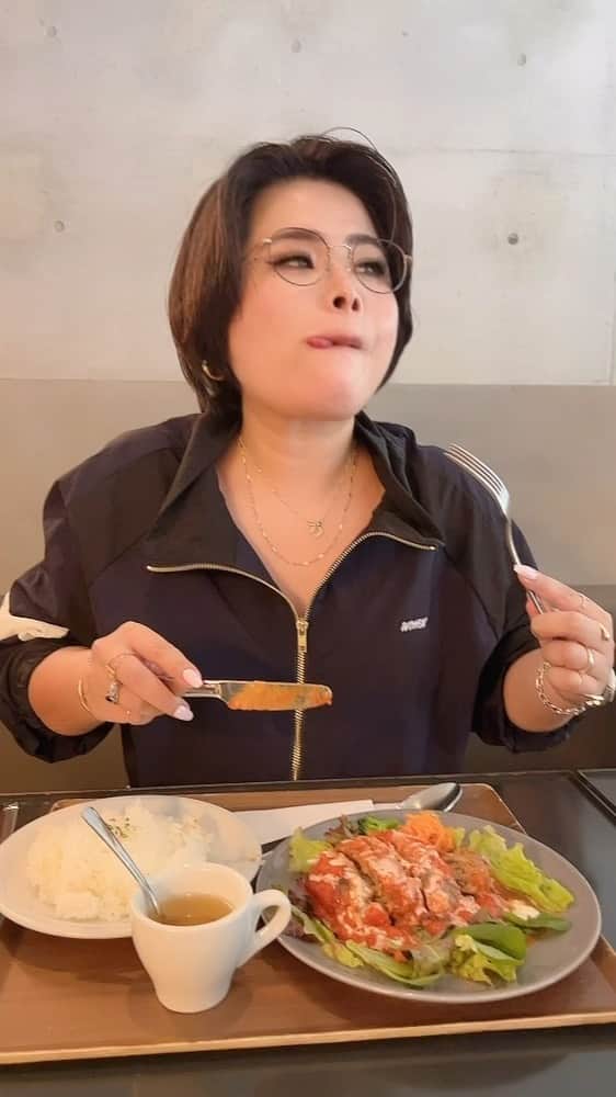 金子若菜のインスタグラム：「誰も求めていない、 俺のもぐもぐ動画をお届けフライデーナイト。  #WONEM #ウォンエム  #fashion #ootd #outfit #style  #wear #life  #wearing #instafashion  #海外ファッション #海外コーデ #トレンド #トレンドコーデ #大人カジュアル #大人コーデ #スタイルアップコーデ  #リール動画 #リール #今日のコーデ #30代ファッション #30代コーデ #ショートカット #表参道カフェ #カフェランチ #カフェ #カフェ巡り #ランチ #原宿カフェ #東京グルメ」