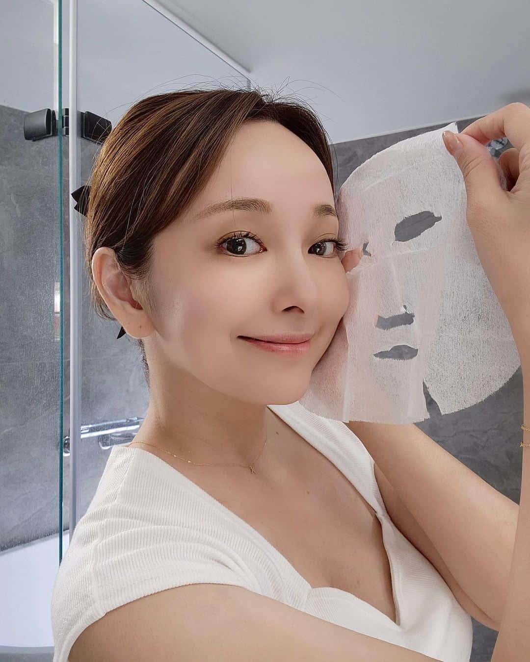 千田愛紗のインスタグラム：「🤍 「女人的自信，就是我想要傳遞的理念」 這是跟聚光燈創辦人蔡格常常會聊到的話題 也是她創立品牌的初衷 也是因為這樣的理念 讓我很開心也很榮幸的能夠成為聚光燈的代言人  曾經的我 也是一個缺乏自信的小女生 不善言詞 羞於表達自已  是很多老師給我的評價 後來的我接觸了表演  在表演的天地裡 我找到了我的自信  改變了我的人生 也讓大家認識了我  一路走來 我深深的了解「自信」對一個人的影響  所以我也希望能夠幫助大家找到  而且，增加自己的自信  不管你現在處在人生的那一個階段都可以 把自已的各方面打理到最好的狀態 就是幫我們的自信大大加分的最好方法  聚光燈讓我的肌膚穩定下來 第一次使用時候 讓我很驚喜  我是敏感性肌膚 而且肌膚容易乾 聚光燈的保養品的吸收真的非常好 把精華都鎖住 讓肌膚變軟 變亮 變健康 上妝很服貼  尤其黑羽毛膠囊我都在保養的最後一道程序使用 能把先前所有保養程序的精華都緊緊的鎖在皮膚裡 讓所有保養品發揮了更大的效果 聚光燈面膜也是 敷了一片面膜隔天起床能明顯感受到肌膚變亮 超保濕 有彈性 上妝還變得更服貼  ！！真心推薦組合！！ #聚光燈面膜 #黑羽毛膠囊油   健康的肌膚有增加了我的自信 能代言自己真心認同的品牌是一種幸福 https://www.spotlightnai.com.tw/nainai173  — JCspotlight 據點 —   ｜高雄·大遠百｜高雄市苓雅區三多四路21號1F  ｜台北·微風南京｜台北市松山區南京東路三段337號1F（9/14-10/13快閃店）  — JCspotlight  官方網站— https://www.jcspotlight.com.tw  #聚光燈  #JCspotlight #MIT保養品 #聚光聚美聚人心 #自信 #修護肌膚  #敏感肌保養」