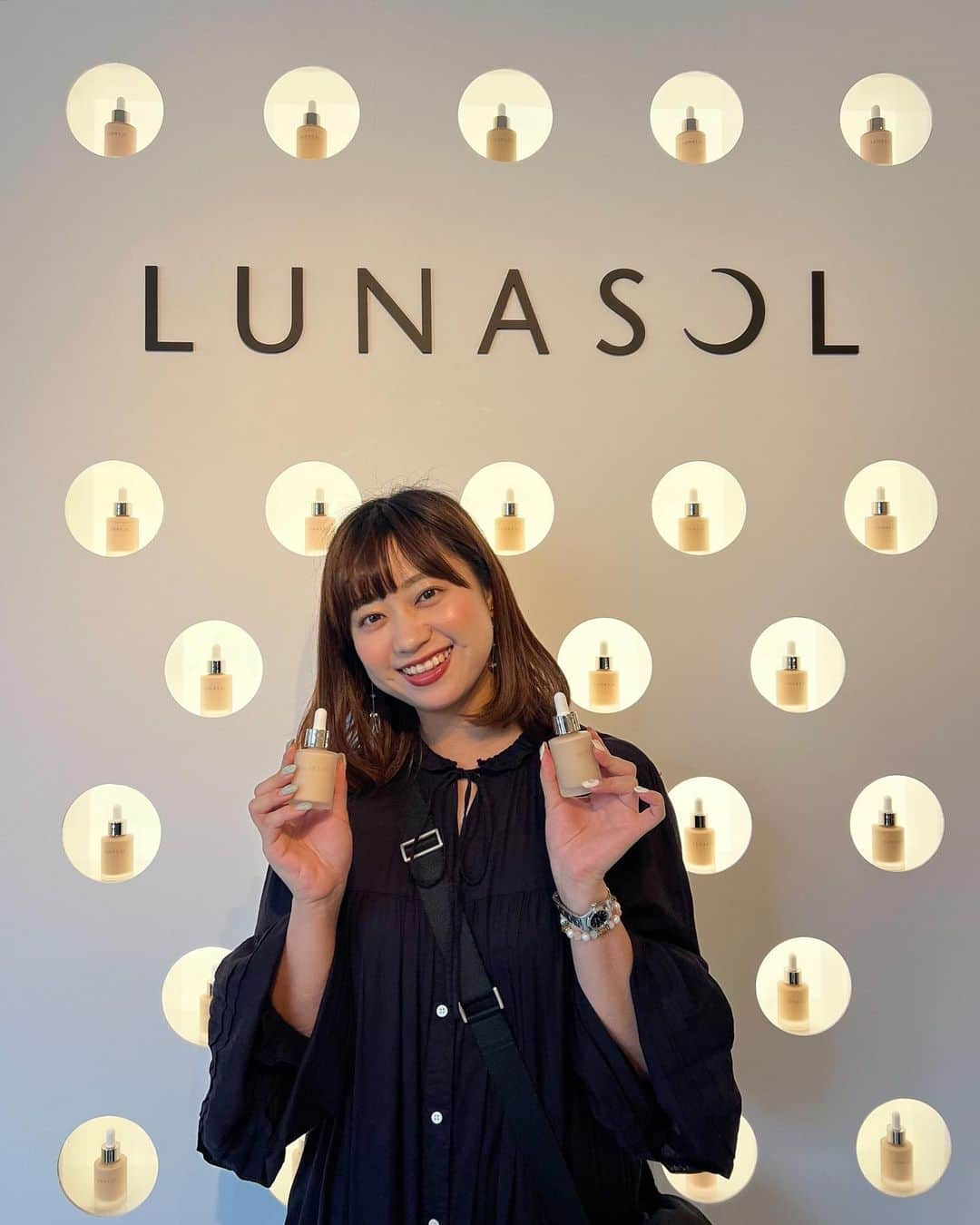 渡辺梨夏子のインスタグラム：「LUNASOLの新作たちにキュン🌛✨明日から原宿で秋のコレクションのPOPUPイベントが開催されます〜〜！普段もわたしのアイシャドウはアイカラーレーション18番使いがち✌️今回は宇宙や銀河をイメージしたコレクションでキラキラ可愛い〜そしてこっそりめちゃくちゃ気になってるのはオイル美容液ファンデ。メイクアップブランドとのお仕事はいつもわくわくするし個人的にも参考にしまくり✍️この秋はまだまだ大事なメイクイベントが控えております💄  #コスメめも#メイク #ポップアップ#popup #ルナソル#lunasol  そして久しぶりに食べたビルズのパンケーキにテンションあがったなあ🥞🥞🥞」