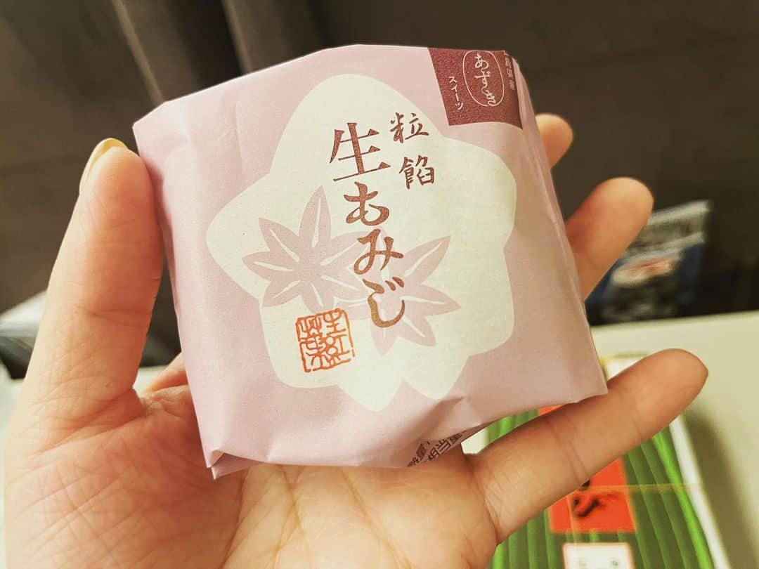 杜このみさんのインスタグラム写真 - (杜このみInstagram)「今日の朝ごはん✨ 新幹線の中で、むさしのお弁当を頂きました✨ デビュー当時から、むさしのおむすびは銀むすび一択です✨ お出汁の効いたこの味が最高なんです…🥰✨ また広島へ行ったら必ず食べたいなぁ☺️✨ #むさし #広島 #おにぎり #グルメ #広島グルメ  #大好き #正直に言います #新人の頃 #広島のお仕事が入ったら #先ず真っ先に #むさしのお弁当食べれる〜！ #と喜んでいました（笑）」9月15日 21時35分 - mori_konomi