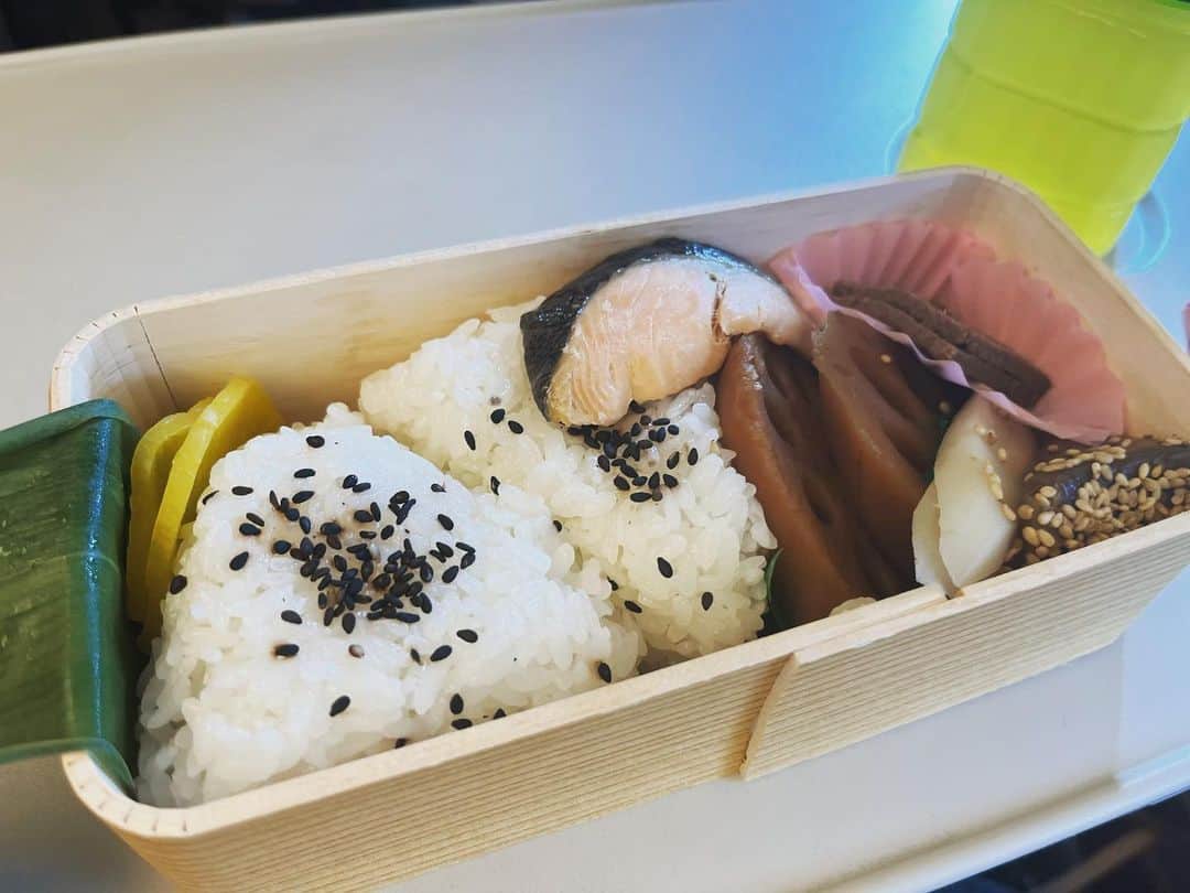 杜このみのインスタグラム：「今日の朝ごはん✨ 新幹線の中で、むさしのお弁当を頂きました✨ デビュー当時から、むさしのおむすびは銀むすび一択です✨ お出汁の効いたこの味が最高なんです…🥰✨ また広島へ行ったら必ず食べたいなぁ☺️✨ #むさし #広島 #おにぎり #グルメ #広島グルメ  #大好き #正直に言います #新人の頃 #広島のお仕事が入ったら #先ず真っ先に #むさしのお弁当食べれる〜！ #と喜んでいました（笑）」