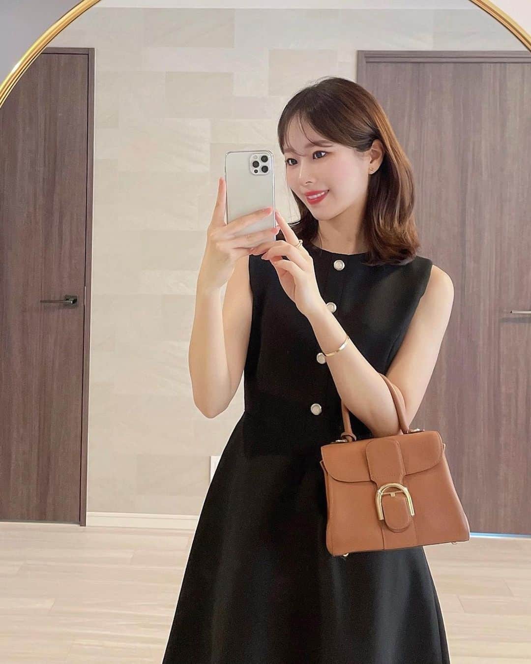 ハンナミのインスタグラム：「black🍂🖤  程よくハリ感のある素材で、 きれいに広がるAラインシルエットの新作ワンピース.  秋はブラウス、冬はタートル合わせしたら絶対かわいい~♩ 9.22(金)12:00- 受注予約開始です♡」