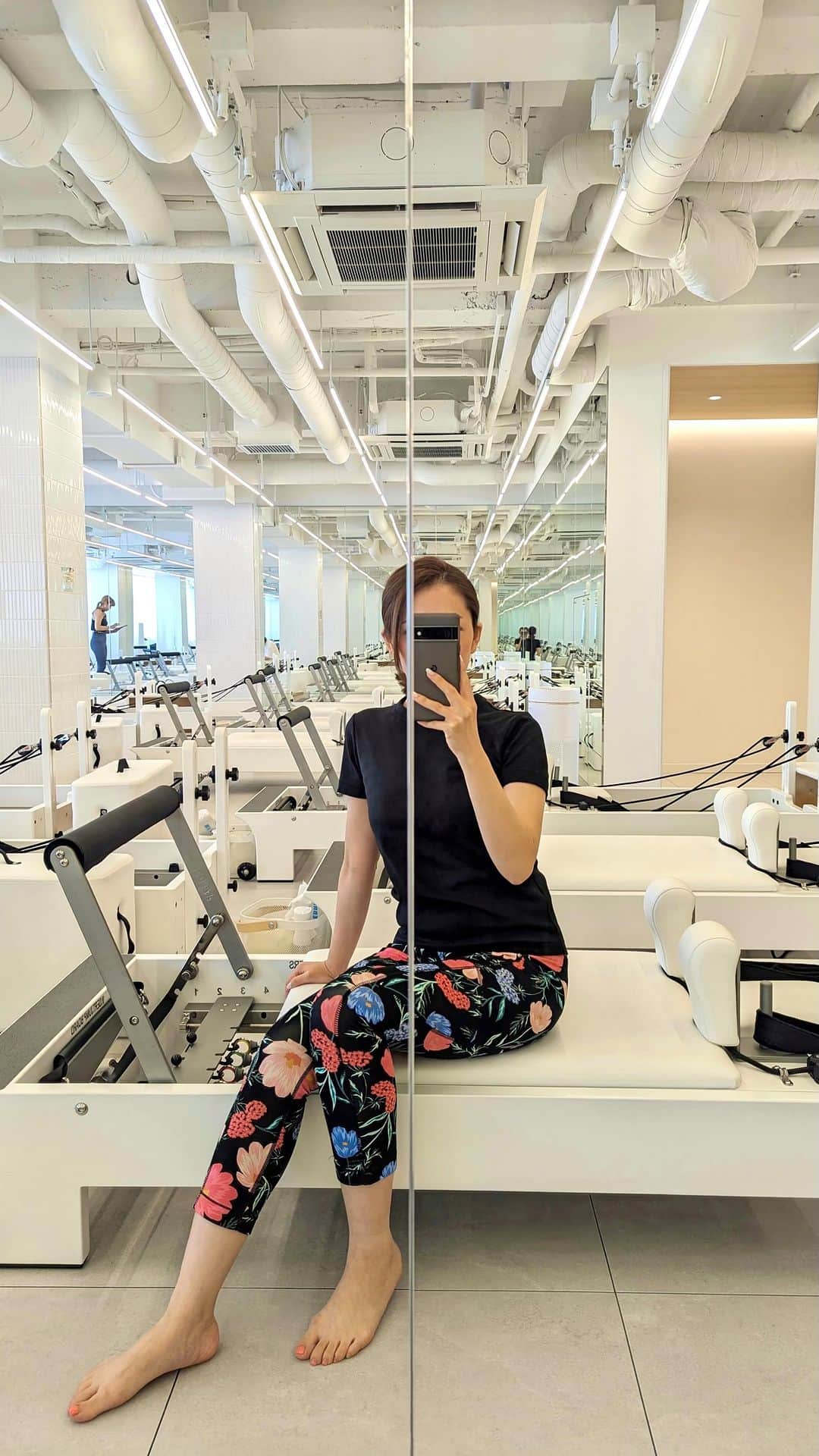 安岡あゆみのインスタグラム：「. 私のライフスタイルに欠かせないピラティス🧘🏻‍♀️ パーソナルトレーニングは筋肉が無さすぎてきついし、ヨガは色々考えちゃう癖があり無になれず、行き着いたのがマシンピラティス。 音楽に合わせて心地よい伸びを感じながら鍛えていくスタイルが性に合っている気がします。 最近は、 @pilates_thesilk_shinjuku に通っています！ 新宿店が一番広いそうでスタジオ内がとっても綺麗✨ 女性専用スタジオなので、ドライヤーやコテの完備、ハーブティーや栄養ドリンクが常備されているのも嬉しいポイント☺️ 体幹を鍛えると姿勢が良くなることだけではなく、太りにくくなったり、健康にも良いのでオススメです🙋🏻‍♀️ . . #thesiklk #pilates #pr #ピラティス #マシンピラティス #ピラティススタジオ #リフォーマーピラティス #リフォーマー #ピラティス女子 #新宿」