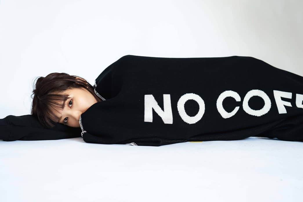 奈良未遥さんのインスタグラム写真 - (奈良未遥Instagram)「☞NO COFFEE × 眠家 COTTON KNIT HALF BLANKET COLOR：BLACK , GREY SIZE：90 × 130cm PRICE：¥14,300(tax in)  ---  Model : @mihapiyo._.48 Photography : @tarokoyama_gatafornia Hair & make up : @kenyu0430 Direction : @minka_web   ---  NO COFFEE POP UP STORE ⁡ 9.16(SAT)-9.24(SUN) at minka ⁡ NO COFFEE @nocoffee_ のPOP UP STOREを 新潟 眠家 minka @minka_web にて1年半振りに開催します。  ・開催日 2023年9月16日（土）〜24日（日） ⁡ ・開催場所 眠家 minka 新潟県新潟市中央区女池南3-5-1 SHS内 TEL 025-250-5113 営業時間 10:30〜19:00 水曜定休 ⁡ ⁡ 包み込んでくれる大きさです☺︎ #nocoffee #nocoffeefukjapan #新潟 #minka #眠家 #popupstore #仔犬印 #BLANKET  #NGT48 #奈良未遥 #popup  #ブランケット #五泉ニット  #コットン #ニット」9月15日 21時41分 - mihapiyo._.48