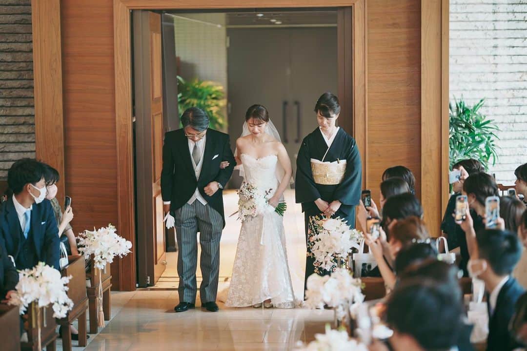 のインスタグラム：「.  Christian style wedding  新婦さまのベールをおろす「ベールダウン」  最後のお支度を手伝い 挙式へと送りだす親御さま 家族の絆を感じられるセレモニーとして 忘れられないお時間に  @oriental.hotel.kobe  @oriental.hotel.wedding  @kobe_laviephotography  @guppy_photograph  @thetreatdressing  @treat_gentleman  @noritaka_igarashi  #ohk花嫁 #weddingbouquet #weddingdress #tuxedo #ウェディングドレス #タキシード #ウェディングブーケ #居留地 #thetreatdreesing #orientalhotel #orientalhotelwedding #オリエンタルホテル #オリエンタルホテル旧居留地」