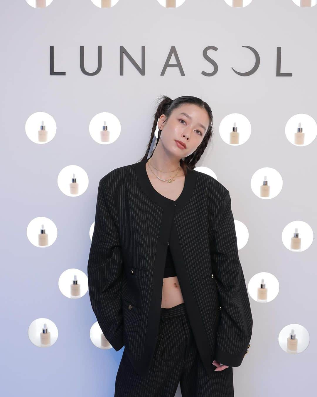 吉倉あおいのインスタグラム：「LUNASOL 2023 Autumn POPUP ブルーのアイシャドウを使って新鮮なメイクにチャレンジ👽 LUNASOLらしい綺麗なラメで華やかな目元に✨  カラーオイルセラムって名前なだけあって スキンケア感覚で付けられる気持ちいいファンデーションも新発売！ 手のひらにのせて、なじませて、クリームを塗るように。 仕上げにスポンジでポンポンとなじませたら、うるつや肌っ  神宮前にて9/18までひと足早く試せるよっ！  📷　@wataru__fukaya   @lunasolofficial #lunasol2023popup #カラーオイルセラム #オイル美容液ファンデーション #pr」