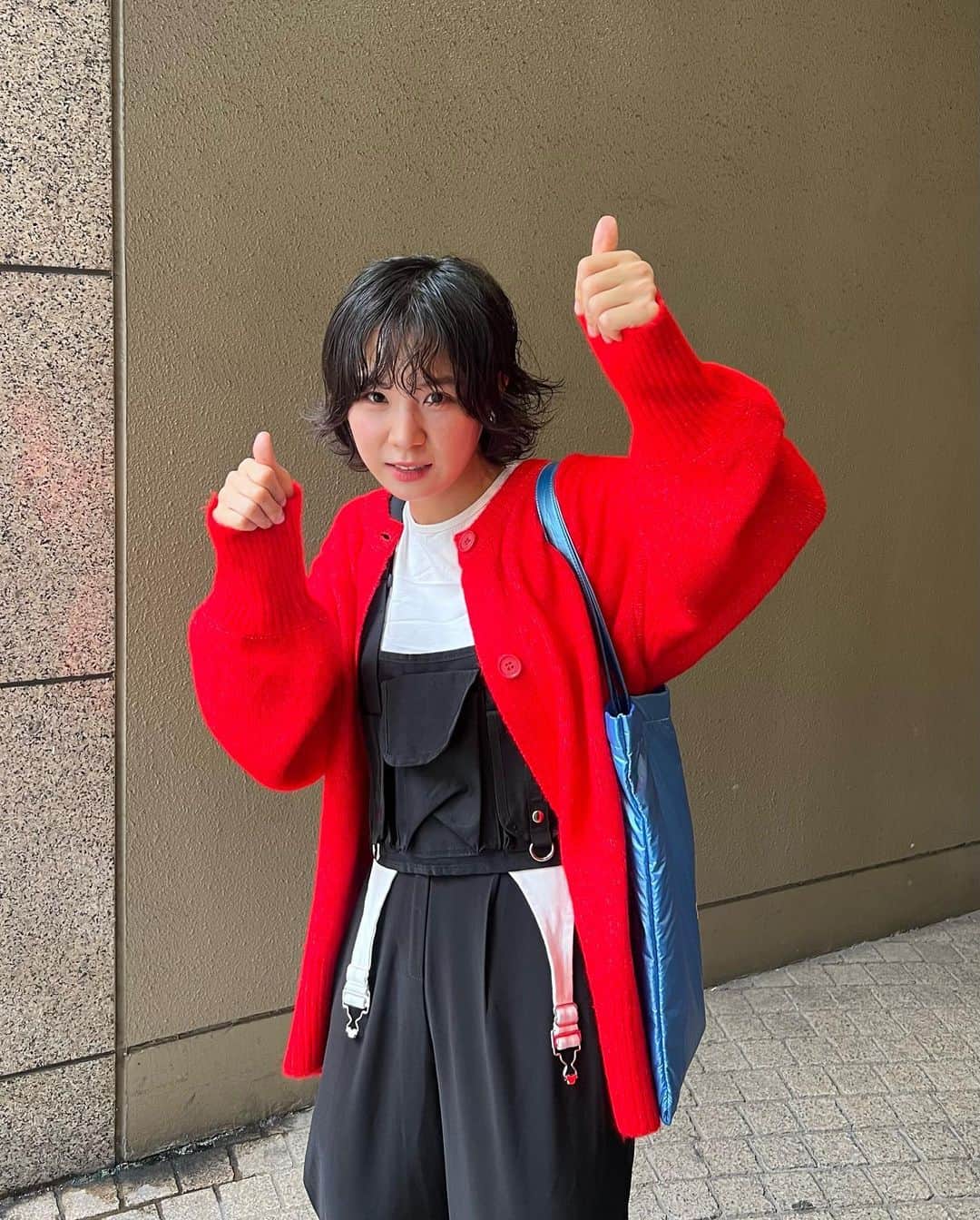 光永のインスタグラム：「先週の肌寒かった日のコーデ❤️‍🔥 昔から大好きなパキッと赤。カーディガンシルエットもかわいい🦊 インナーはレイヤードで複雑性を作りました🥹こんなん好き。 あとあえて差し色に青💙ファンの方にいただいた〜 ㅤㅤㅤㅤㅤㅤㅤㅤㅤㅤㅤㅤ カーディガン：#manana Tシャツ：#casane ベスト：#atmospink スラックス：(忘れちゃった🐶) バッグ：#lowrysfarm  スニーカー：#ugg ㅤㅤㅤㅤㅤㅤㅤㅤㅤㅤㅤㅤ #ootdjapan #初秋コーデ #赤カーディガン #レイヤードコーデ #ショートパーマ #パーマショート #メンズライクコーデ #ボーイッシュコーデ #fyp」