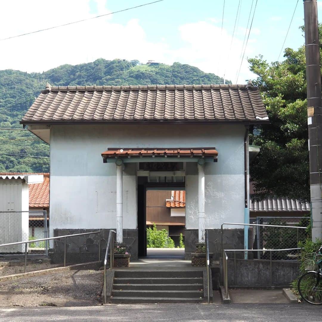 Kuboi Ayumiさんのインスタグラム写真 - (Kuboi AyumiInstagram)「【無人駅】レトロで懐かしさを感じる「虹ノ松原駅」に行ってみた  日本三大松原の一つ虹ノ松原。  唐津シーサイドホテルや虹の松原散策をしたあとに立ち寄った、JR九州　虹ノ松原駅です。  開業は大正13(1924)年7月という歴史のある駅ですね。  無人駅なので、駅員さんはいませんが、券売機があります。 駅舎内には赤と青のイスが並んでいました。  ちなみに、虹の松原といえば、からつバーガー(@karatsuburger)が人気なので 近くに行ったら、立ち寄ってみてくださいね。  ○+●+○+●+○+●+○+●+○+●+○+●+○+●​ ​ @himekagami←check♡​ ​ おうちごはん が楽しくなるお取り寄せグルメ や​ 簡単＆時短ごはん、育児情報など発信中！​ 投稿が気に入ったら保存&フォローしていただけるとうれしいです。​ いつもありがとうございます(^^)​ ​ ○+●+○+●+○+●+○+●+○+●+○+●+○+●​  #佐賀観光 #佐賀旅行 #無人駅 ⁡#九州観光 #佐賀県 #虹ノ松原 #筑肥線 #saga #九州旅行 #九州旅行」9月15日 21時44分 - himekagami