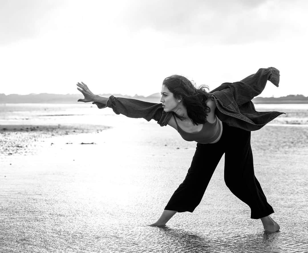 リン・ハッチソンさんのインスタグラム写真 - (リン・ハッチソンInstagram)「feeling feelings after such a long time   and then dancing on the beach with them 🖤 • • • 📸 Peter Duthie Photography」9月15日 21時47分 - lynnekarinahutch