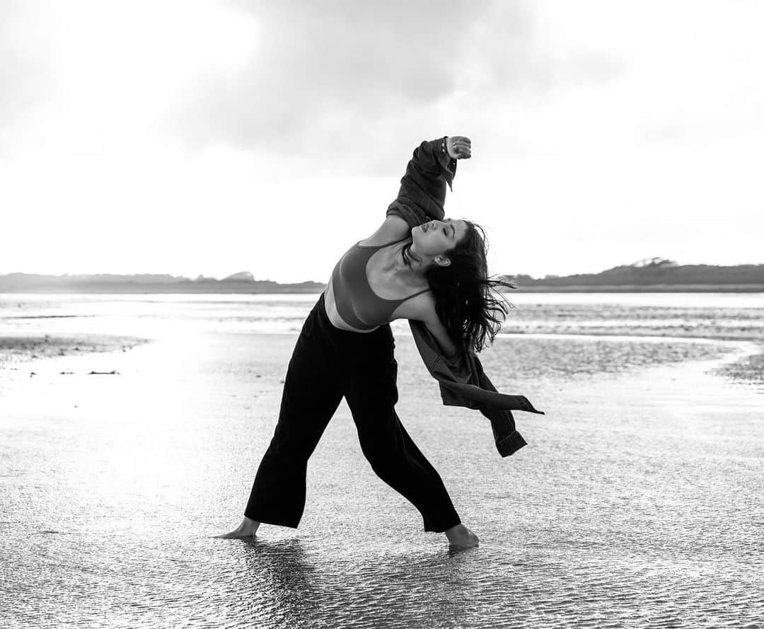 リン・ハッチソンさんのインスタグラム写真 - (リン・ハッチソンInstagram)「feeling feelings after such a long time   and then dancing on the beach with them 🖤 • • • 📸 Peter Duthie Photography」9月15日 21時47分 - lynnekarinahutch