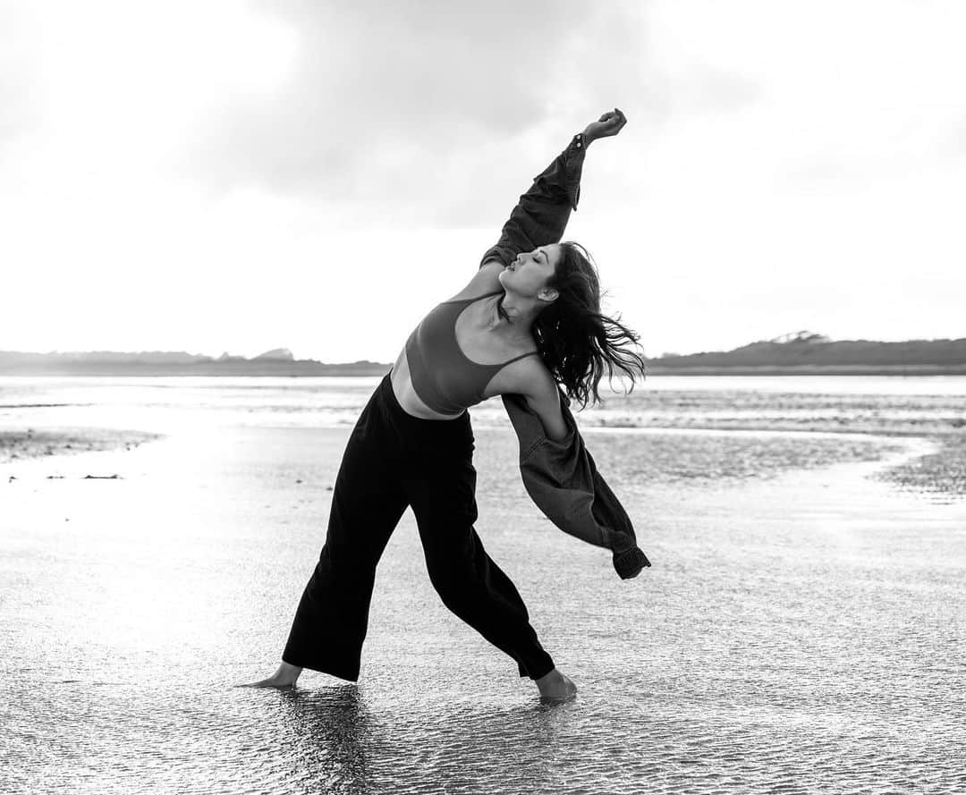 リン・ハッチソンのインスタグラム：「feeling feelings after such a long time   and then dancing on the beach with them 🖤 • • • 📸 Peter Duthie Photography」