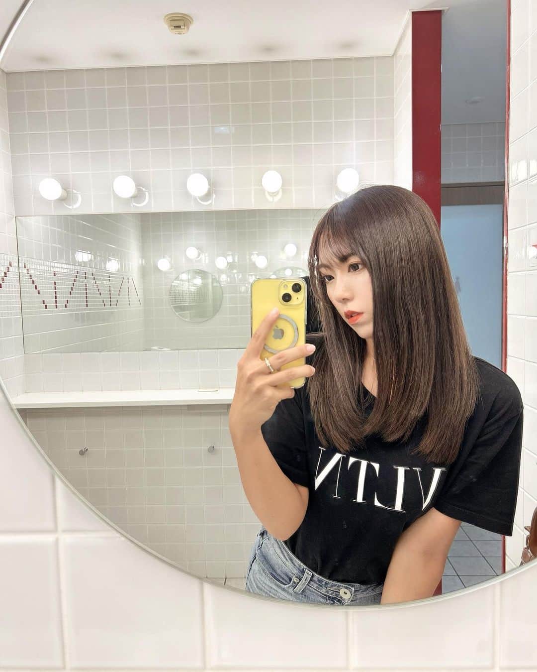 藤咲美由のインスタグラム：「【ゆるめの自己紹介】  前から繋がってる方も 最近繋がった方も 沢山いるのでゆるゆる自己紹介します🤍  北海道産まれ北海道育ち！ 100%の道産子でございますっ  地元は北海道の南の方で、 小学生は4年間合唱をやっていて🎶 中学生はバスケを3年⛹️‍♀️ (先生の頼みで生徒会もやらされてた←) 頭はそんなに良くなかったけど、 負けず嫌いで、やる時はやる女でした🙋🏽‍♀️笑 Bランク→Dランクまで落ちたけど、 担任が推薦してくれて 推薦で高校に入りました🤤 高校はバイトに明け暮れ、 授業は体育以外は 寝ながらノートを書くのが習慣な私でした🤣📝 (1番前の席でウトウト寝てしまっていたら、身長2mくらいある強面のバレー部顧問の英語の先生に、机を思いっきり蹴られて怒鳴られた事もありましたww先生、私女だよww)  高校卒業後は 薬局で医療事務を3年働き🪨 (ブラックすぎて毎日のように  泣きながら家に帰ってました爆笑)  結婚するだろう💖と思っていた相手と まさかのお別れで、人生ドン底☜(かわいいw)  でも、人生一度きり！！！と思って、 薬局を退職し、 仕事も決めずに札幌に移住🤣✨  ありがたいご縁が沢山あって、 夜のお仕事をしつつも、 ブライダルの事務だったり〜 IT系の事務もやったり〜🤔  私は働くのが大好きなので、 お客様がきてくれるなら休みも返上。 週7で働いたりもしていました🤣  お酒を沢山飲みまくっていたのに、 さすが健康体の私！！！ ガンマ数値(肝臓のレベル)を測ったら 驚異の9 IU/l❗️❗️ 女性の平均数値は約30IU/l。 神がかってるぅうっっっ･:*+.\(( °ω° ))/.:+と 思って働いていました🤣笑  そんなこんなで26歳の年。 夏は海に、ゴルフに、仕事に、遊びに、 毎日全力で生きていました🤣🔥💓  人生が最っ高に楽しくて、 こんなに楽しい日々を過ごせるのは 本当に幸せだな！人生で1番楽しい！😍🙌🏻 と本気で思っていました🥰  その冬に、妊娠が発覚🤰 あ、こんなに毎日が楽しかったのは、 神様が最後に死ぬほど遊んでおけ！！！ って言ってくれてたんだなって 後々すごく納得しました😚💓w  沢山素敵な方々と出会えたお仕事を辞めて結婚。  こんなに昔からスーパー明るい私なのに、 あの頃はマリッジブルー＋マタニティブルー＋コロナ禍で人生最大に病んでいたと思います…  なんとか無事に出産🤰👶🏻✨ ママになるという長年の夢が叶いました✨ 結婚＝幸せ、という方程式は 私の中でもろとも崩れていき、 こんなに不幸になる為に結婚したんじゃない！ と覚悟を決めて離婚💖  今は可愛い息子👦🏽と 可愛い娘たち🐶🐶を 1人で育てている スーパシングルマザーです💪🏽🔥🤩💖  スーパーポジティブ！🌈 本当に人に恵まれる！✨ どんな高い壁も絶対乗り越える！🔥  そんな私となっております💖笑笑笑  次はなぜただの偏ったダイエットばかりで、 カロリーしか見てこなかった私が、 スーパー健康思考になったかの 投稿をしようかな😚✨  長々とありがとうございました🙋🏽‍♀️🤍  #スーパーシングルマザー #🦸‍♀️」