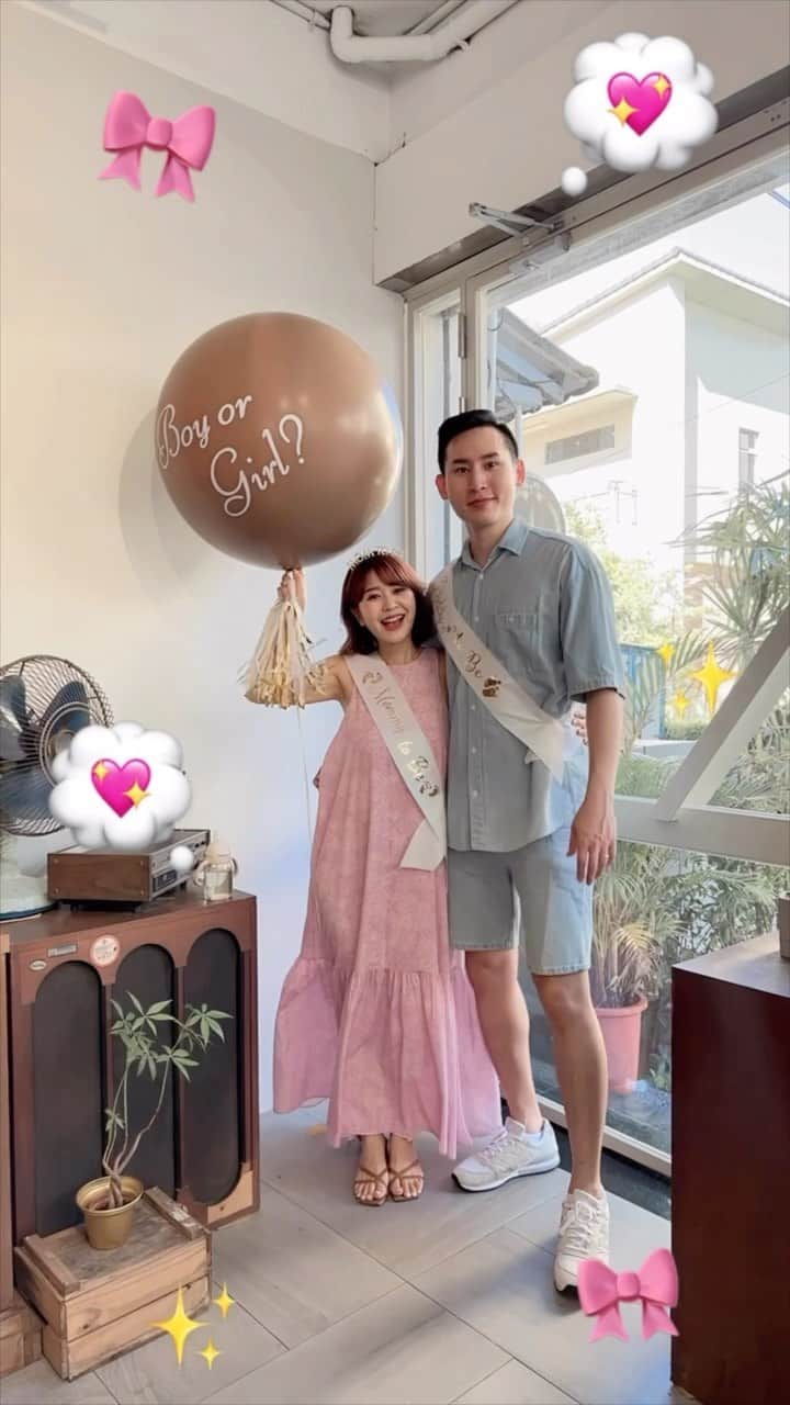 郭圈圈のインスタグラム：「𝐁𝐨𝐲 𝐨𝐫 𝐆𝐢𝐫𝐥 ? 𝟖/𝟏𝟕剛從越南回來 𝟖/𝟏𝟖產檢 𝟖/𝟐𝟎直接 #性別趴 ✨ 辦得很簡單～大家都很熟🤣聚在一起就很開心很好聊🥳 - 話說媽媽本人直覺是男生～覺得自己很適合牽一個小男孩👦🏻是後來看生男生女表，對起來是女生，加上小序一直說我肚子裡是妹妹，我想說不然我猜女的好了🤣 結果⋯還真的是一個小阿恩💙 你是男生、女生，把拔馬麻都好喔～都愛你😘 - 戳氣球真的很鬧🤣 很圈圈風格哈哈哈 也有媽咪很好奇活動內容～ 但⋯我是懶得想遊戲～ 所以整體活動真的超簡單 - 飲品➡️ 現場的 @cherish_coffee77 現泡咖啡☕️&一桶 #杯子社 #愛情雨 (甘蔗檸檬青)（無糖、甘蔗多一點）（報告很詳細） 食物➡️ 小朋友愛的mister donut甜甜圈🍩& 必勝客買大送大披薩🍕（跟一些小點） 活動➡️只有戳氣球🎈&下賭注（一注$100，不鼓勵加碼🤣隨意就好😂）最後再抽出幸運得主🧧& 大家聊天、拍照🙌🏻 兩個小時好快就過去～ 第一次辦～簡單就好～（明明是很懶哈哈哈） . . . . . #genderreveal #genderrevealparty #baby #pregnancy #圈圈孕期記錄」