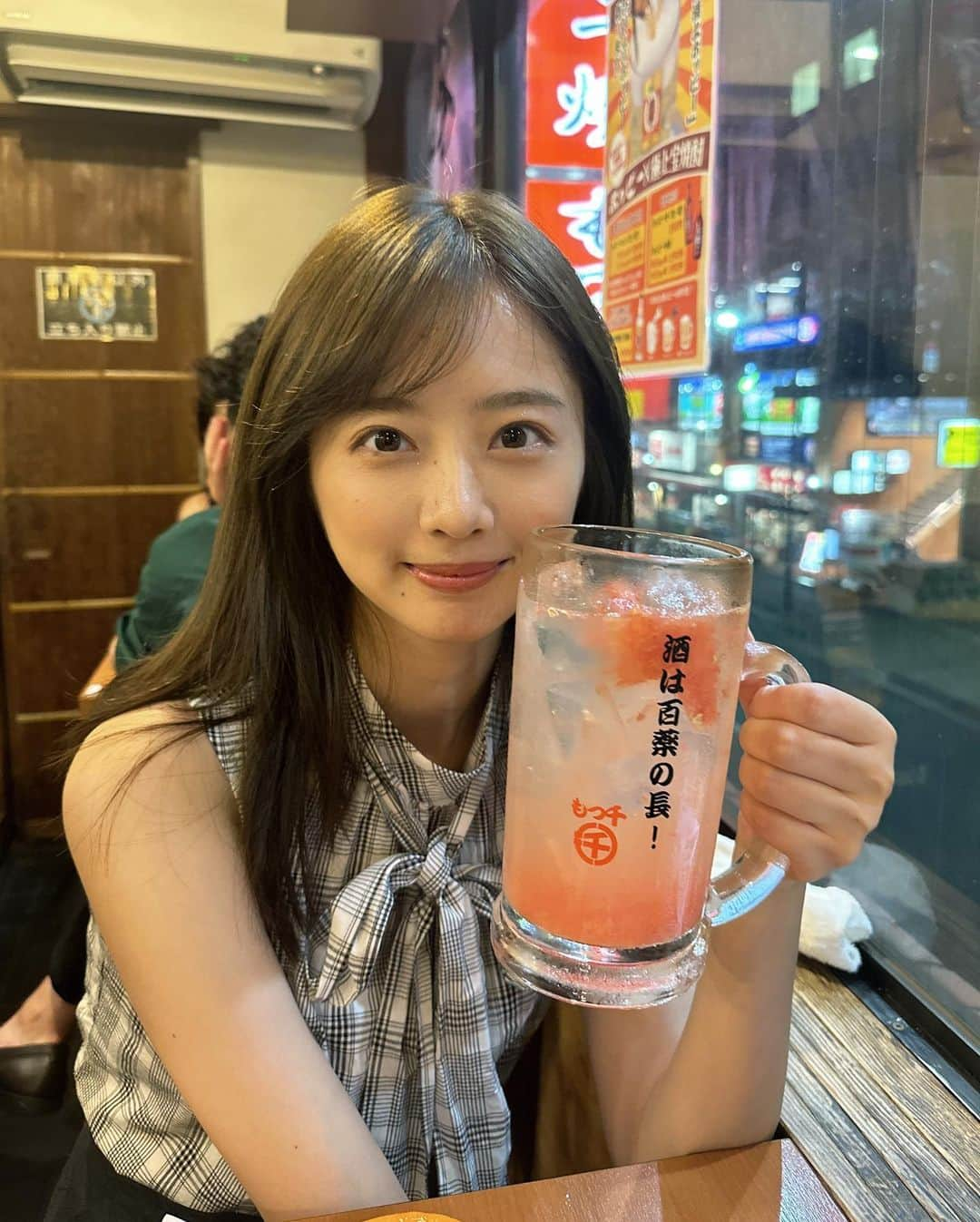 熊江琉唯さんのインスタグラム写真 - (熊江琉唯Instagram)「華金ですなー🍺 皆さんは今日何飲みましたか😌  そして！今週末はYouTube動画をあげるよー！！🤘⚡️  #酒は百薬の長 #華金 #金曜日 #ジョッキーどデカい」9月15日 21時59分 - ruikumae