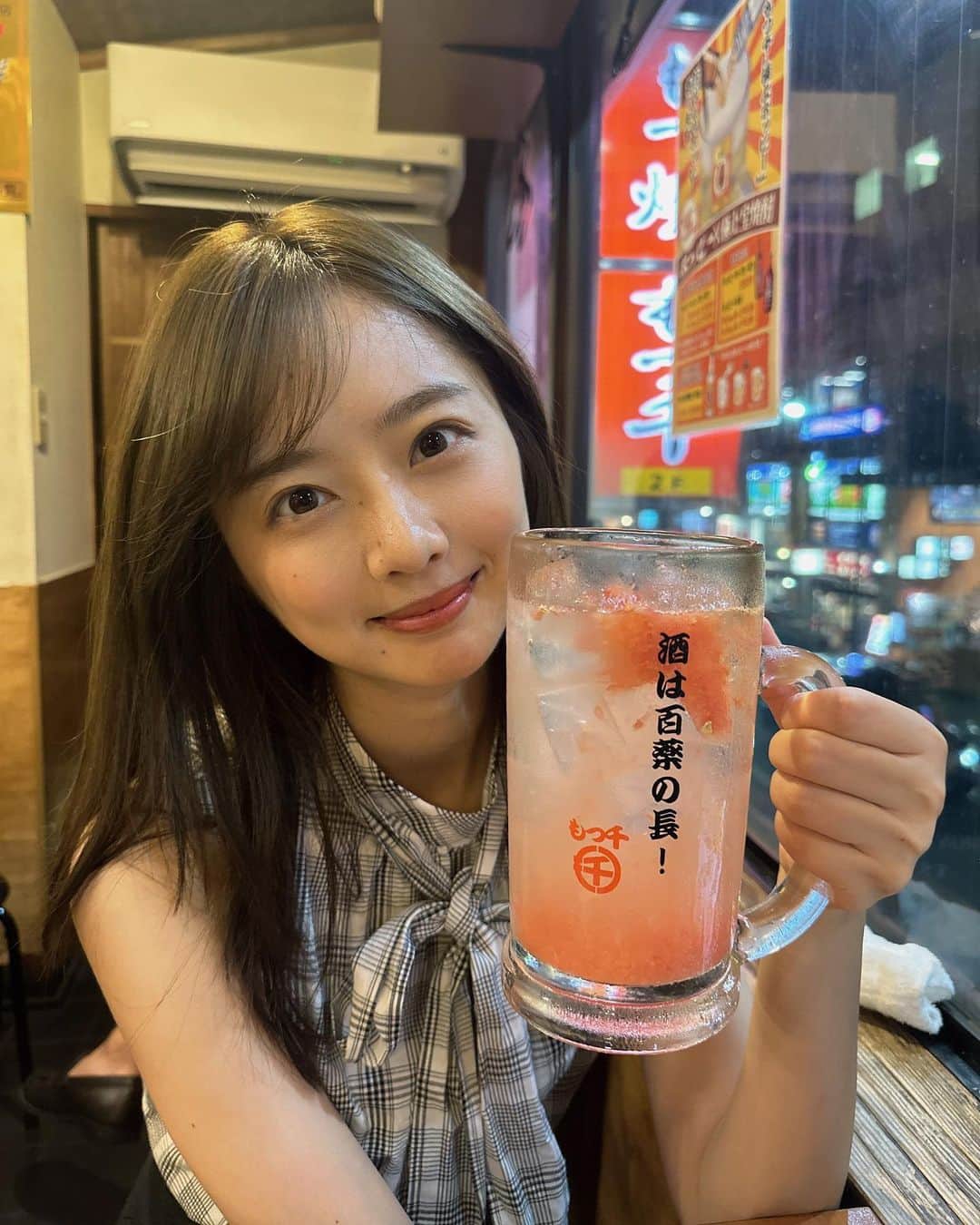 のインスタグラム：「華金ですなー🍺 皆さんは今日何飲みましたか😌  そして！今週末はYouTube動画をあげるよー！！🤘⚡️  #酒は百薬の長 #華金 #金曜日 #ジョッキーどデカい」