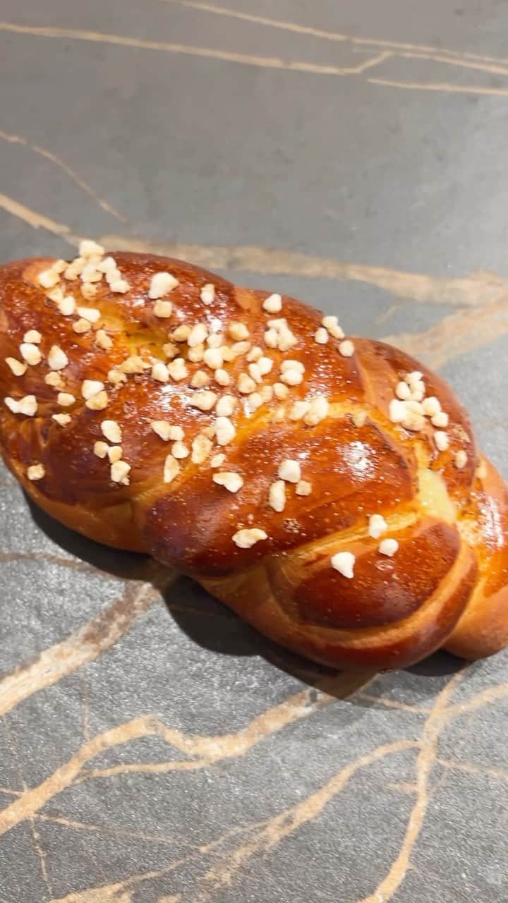DOMINIQUE ANSEL BAKERYのインスタグラム：「Braided Honey Apple Challah for our weekend special at @dominiqueanselworkshop, with soft homemade challah filled with a Honeycrisp apple & honey compote, topped with crunchy pearl sugar to finish. Here in Flatiron today through Sunday. 🍎🍯」