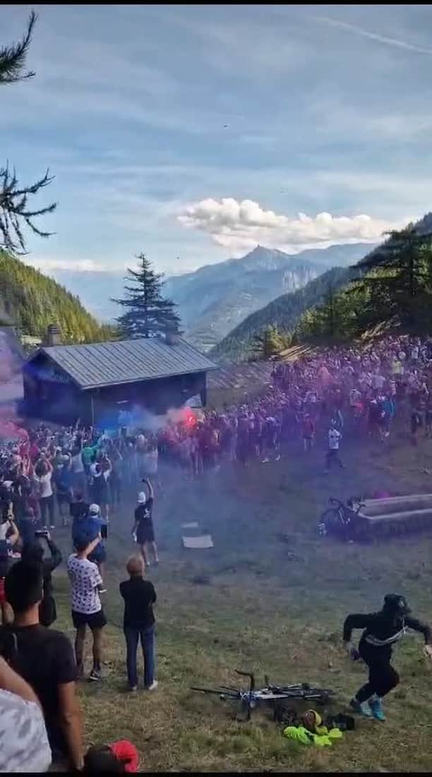 Suuntoのインスタグラム：「The Dutch Corner on Alpe d'Huez in @letourdefrance is a classic. Now it seems to have found its counterpart at the Col de la Forclaz in @utmbmontblanc 🔥⁣ Or what do you say of the fans reaction as @courtneydauwalter runs by? 🤩⁣ ⁣ 📷@lars_trailfieber & @arne_christian.wolff⁣ ⁣ #Suunto #AdventureStartsHere」