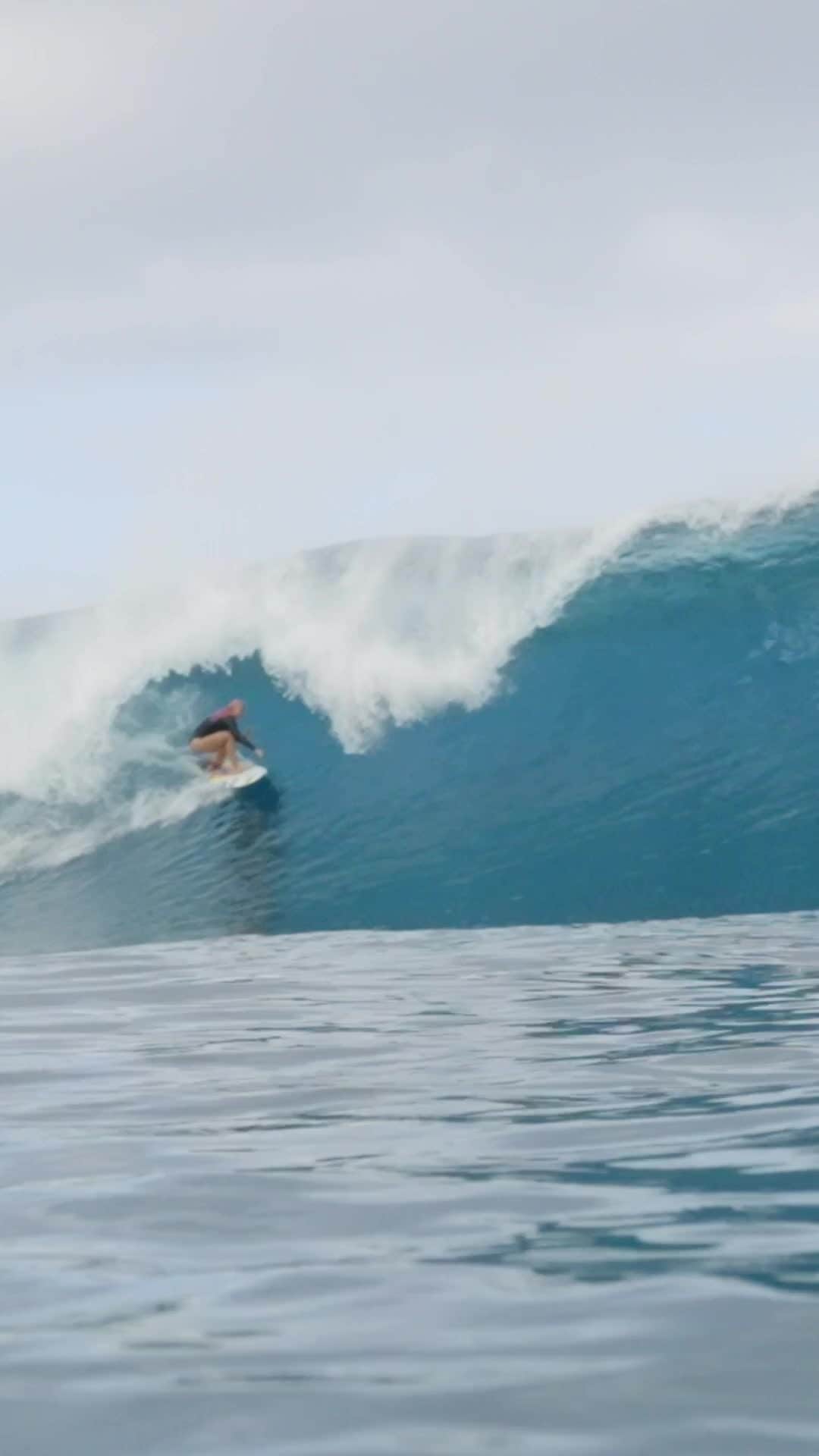 世界プロサーフィン連盟（WSL）のインスタグラム：「When competition pauses, the lay days begin. Join @tatiwest and @filipetoledo for a @corona Lay Day in Tahiti! Watch now on worldsurfleague.com. 🇵🇫⁣」