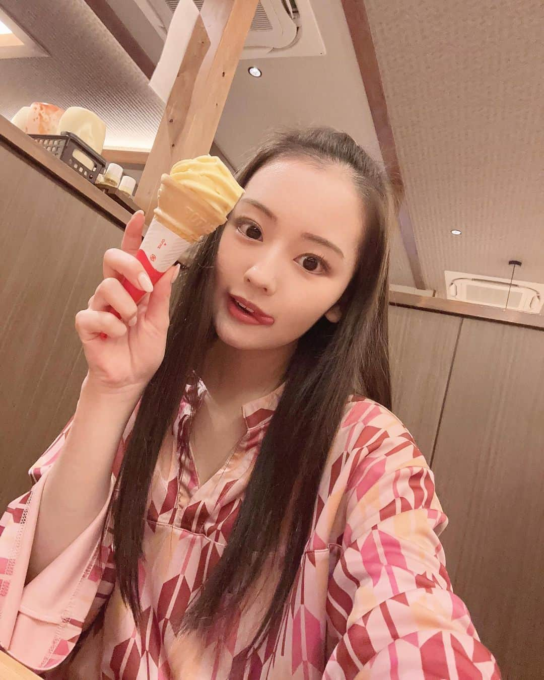 河野まひるのインスタグラム：「温泉とサウナ後の食べ物はいつもの倍美味しい。。  #jk#jk3#ljkブランド#jkの素敵な思い出#高校生#高3#hair#ファッション#オシャレ#コーデ#fashion#code#河野まひる#女子高生#温泉」