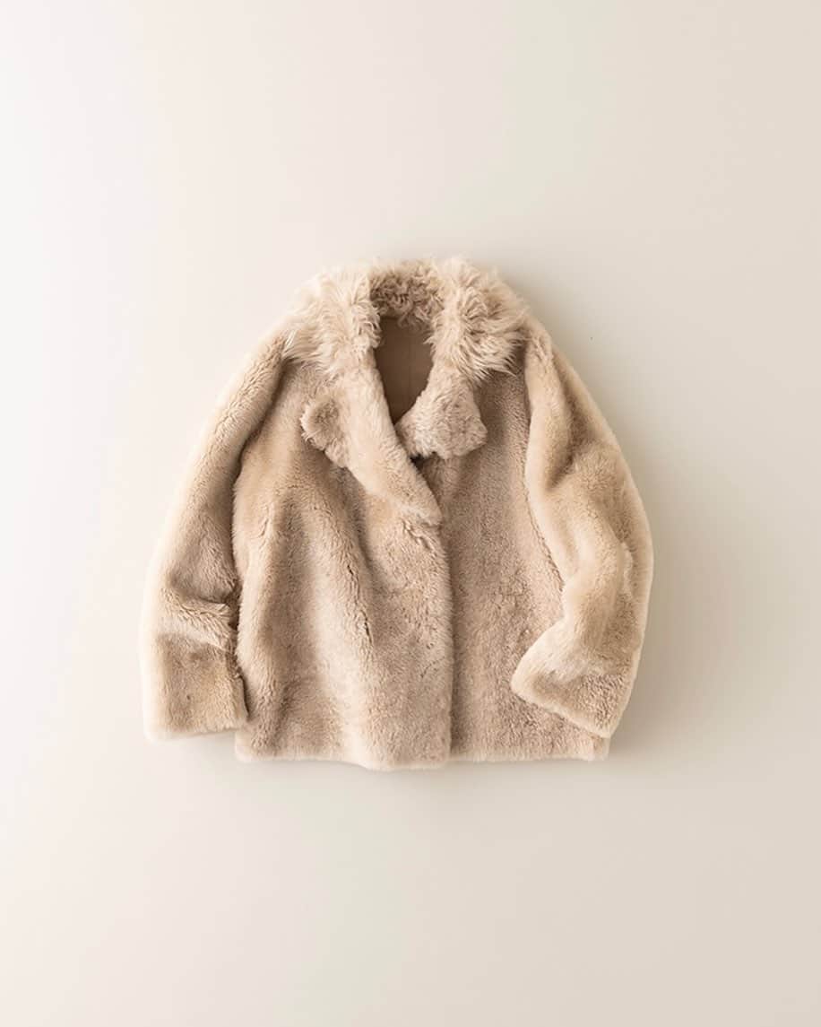 Theory luxe official account.のインスタグラム：「［OUTERWEAR COLLECTION 2023 FALL&WINTER］  上衿のみカールした長毛のムートンを使用してアクセントをつけたデザイン性の高いショート丈ムートンコート。 贅沢なボリューム感と上品なニュートラルカラーが魅力です。  光沢があり、薄く滑らかで軽くソフトなタッチが特徴です。  #theoryluxe #セオリーリュクス #ムートン #ムートンコート #ファーアウター #ショート丈アウター #ホリデースタイル」