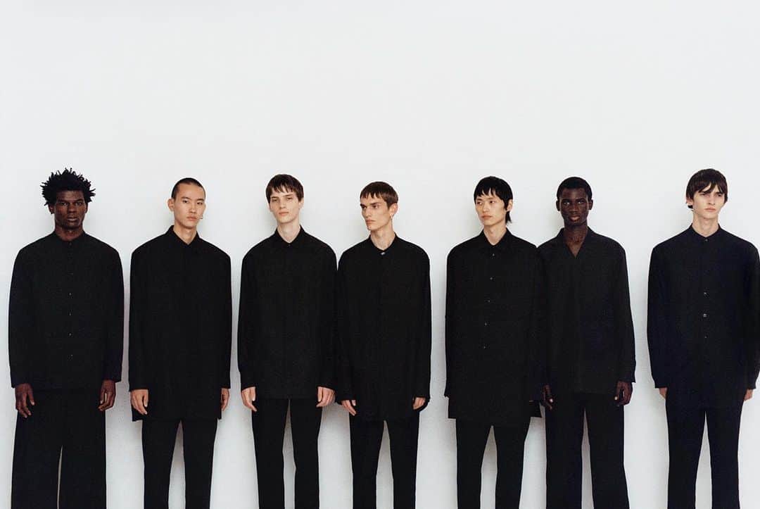 ジルサンダーのインスタグラム：「7 Days Shirts Collection @chris.rhodes  #JilSanderbyLucieandLukeMeier」