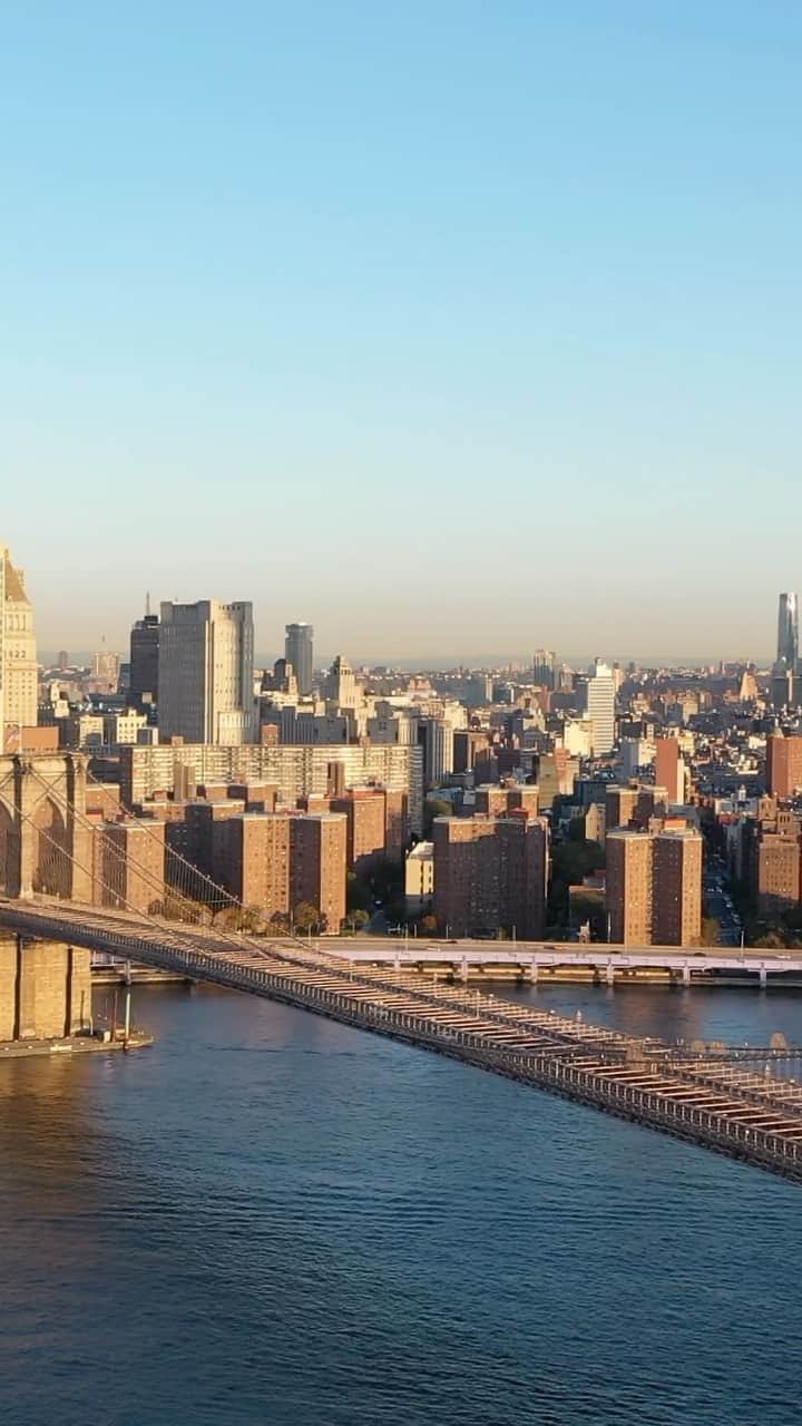 のインスタグラム：「「地主」と「大地主」の違いを教えてください！  はい。およそ1,000坪以上の土地を所有している地主さんを「大地主さん」などと呼びます。  ちなみに日本でも広さでいえば、宮城県石巻市の「齋藤家」と秋田県大仙市の「池田家」、山形県酒田市の「本間家」だとのこと。  明治後期あたりにそれぞれ三家は広大な農内を所有し、大量の農民を抱えていたとのことで、なんと現在のこの斎藤家という地主さんが... （豆知識は竹花の他のSNSで公開しています！）  色々なSNSで竹花貴騎をフォローしておいてね。  #ビジネス #竹花貴騎 #豆知識」