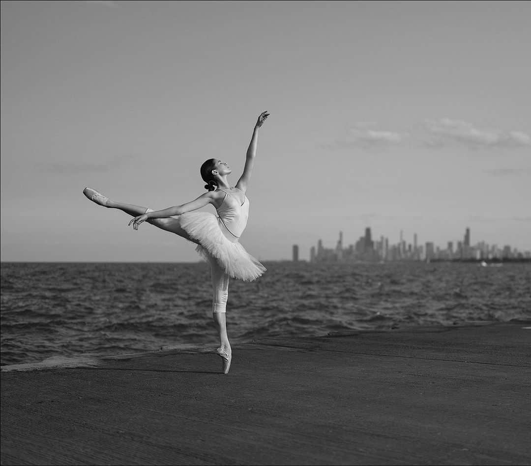 ballerina projectさんのインスタグラム写真 - (ballerina projectInstagram)「𝐁𝐚𝐬𝐢𝐚 𝐑𝐡𝐨𝐝𝐞𝐧 at Montrose Point in Chicago.   @basia.rhoden #basiarhoden #ballerinaproject #ballerina #chicago #montrosepoint #lakemichigan #ballerina #ballet #dance #rickowens   Ballerina Project 𝗹𝗮𝗿𝗴𝗲 𝗳𝗼𝗿𝗺𝗮𝘁 𝗹𝗶𝗺𝗶𝘁𝗲𝗱 𝗲𝗱𝘁𝗶𝗼𝗻 𝗽𝗿𝗶𝗻𝘁𝘀 and 𝗜𝗻𝘀𝘁𝗮𝘅 𝗰𝗼𝗹𝗹𝗲𝗰𝘁𝗶𝗼𝗻𝘀 on sale in our Etsy store. Link is located in our bio.  𝙎𝙪𝙗𝙨𝙘𝙧𝙞𝙗𝙚 to the 𝐁𝐚𝐥𝐥𝐞𝐫𝐢𝐧𝐚 𝐏𝐫𝐨𝐣𝐞𝐜𝐭 on Instagram to have access to exclusive and never seen before content. 🩰」9月15日 21時58分 - ballerinaproject_