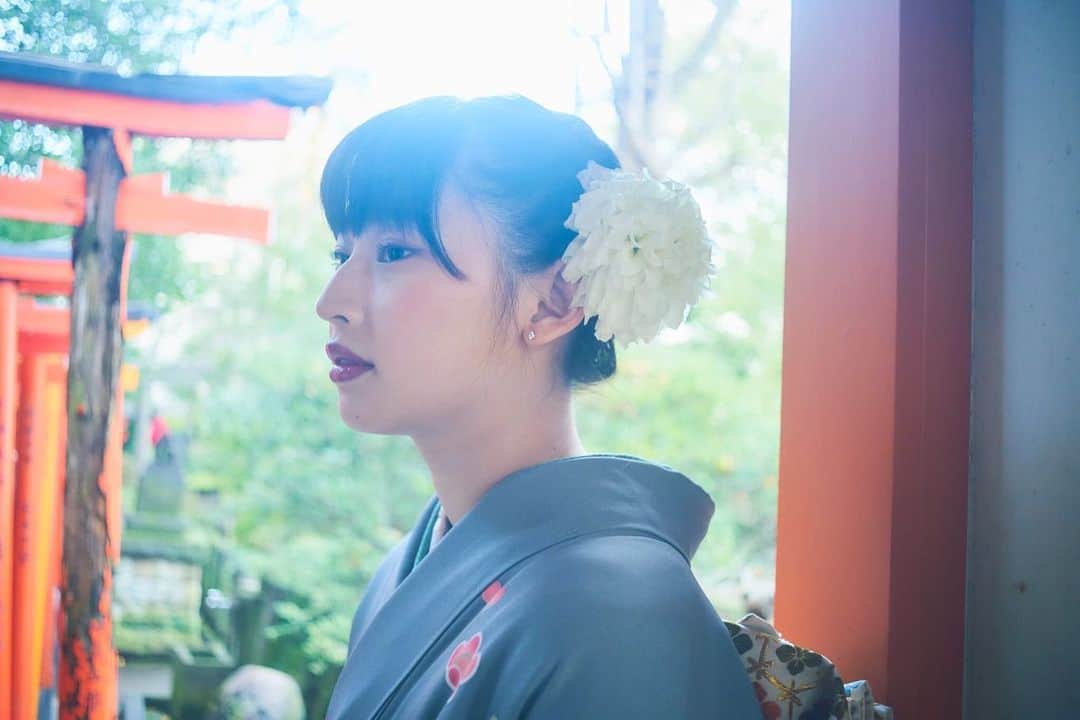中尾有伽のインスタグラム：「写真展・写真集を製作するためのクラファン、2日間ですでに30%を突破しました、パートナーになってくれた方、ありがとうございます.. まだまだこれから！です！  写真集はうぶごえのお返しのみの完全受注生産、 写真集付きのプランをご支援してくださったパートナー様しか手に入りませんのでこの機会にぜひ！  写真は成人式後の私です、20歳。すごい。  【クラファンページはこちら】 ubgoe.com/projects/511」