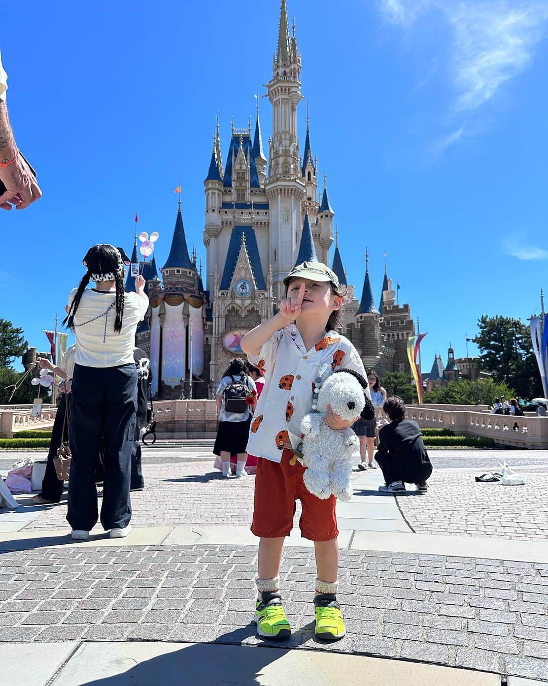 のインスタグラム：「はい、ランドでもスヌ。笑  アトラクションもたくさん乗って刺激的な1日❤️‍🔥  🏰美女と野獣 (オープニングで泣く。ボクがんばれーっとまわりの方に励まされなんとか乗る。笑) 私はめちゃくちゃ感動！だけども息子が心配で気になりながらだったので、次回またゆっくり堪能したい🥹🫶  🏰ベイマックス (乗る直接までルンルン。思いの外激しい動きに始まると早々に号泣。笑)  🏰モンスターズインク (楽しんでたけどやっぱり泣いた。笑)  🏰ロジャーラビットのカートゥーンスピン (私も初。想像より激しくて、やはり泣いた。笑　でもアトラクション慣れてきたのか、頑張ってた笑)  毎回泣くけど、終わると また乗る！楽しかったって😂😂😂  ご飯もたくさん食べて、想像よりも楽しめて良かったー🥹⭐️  #3歳誕生日 #東京ディズニーランド」