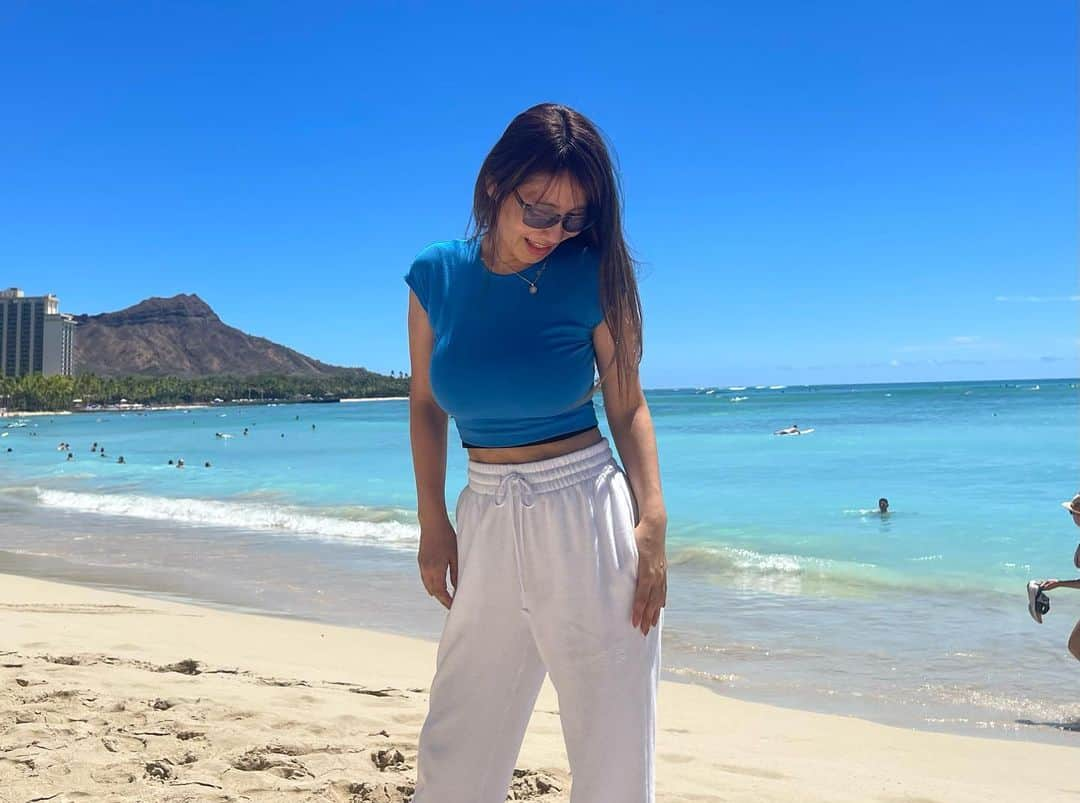 黒田美耶子のインスタグラム：「LA行く時は殆ど直行便なのですが、NY行く時、一瞬HAWAIIに寄り、勿論モアナサーフライダーのBARで、MAITAI呑んでから空港戻りました🥹 カラカウア通りは何も変わらなく賑やかでブランドショップに人が出入りしてました。 ただ、空港でexchange したら、1ドル150円で悲鳴上げた😭😭 なんて事‼️ 税金も大変だし、ドバイとかに住んだ方がいいんじゃない?  #modelagency #elitejapan  #chatnoirmodelagency #asian  #japanesemodelagency #ceo #経営者 #経営者と繋がりたい  #女性起業家 #海外生活」