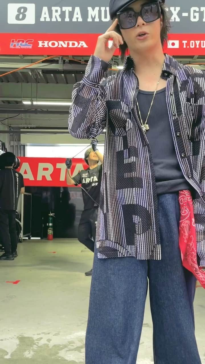 大湯都史樹のインスタグラム：「Vibes up😎  仕事着からお着替え完了✅👨‍🎨🧥」