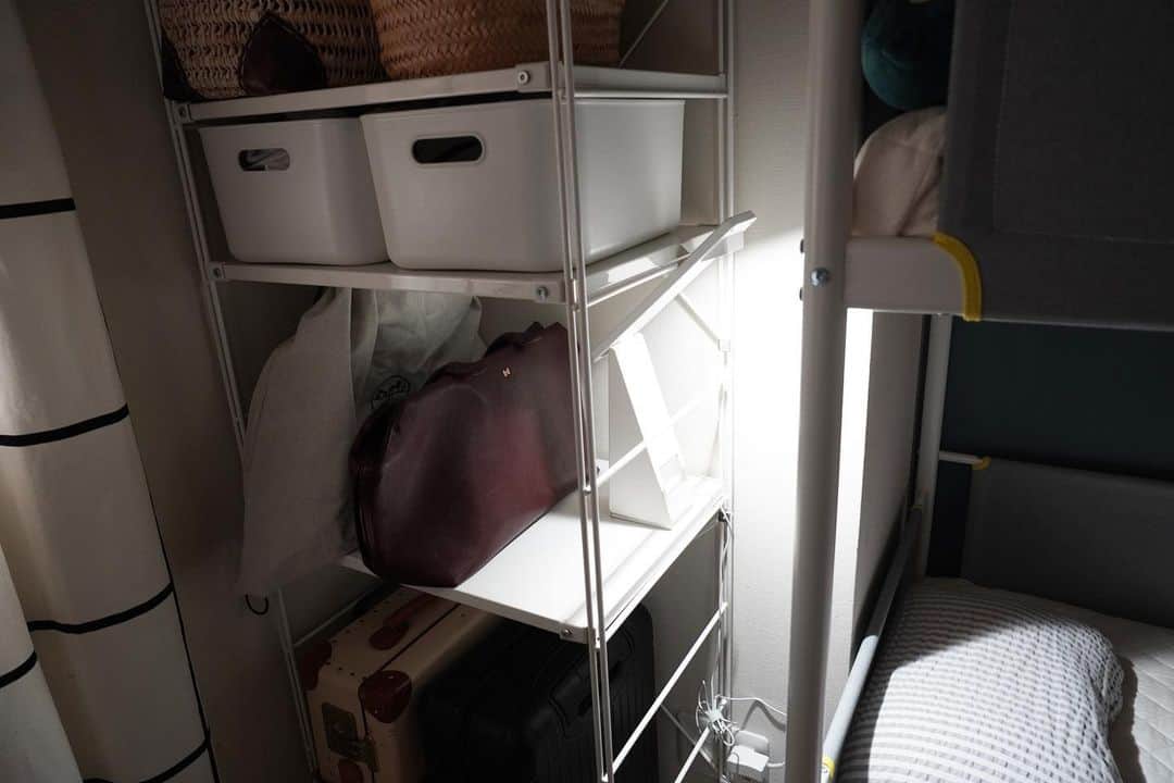 miruのインスタグラム：「枕元にライト🔦 ２段ベッドの下は暗いからね🔅  そして充電式のデスクライトなので もし停電しても電気付く💡  #無印良品」