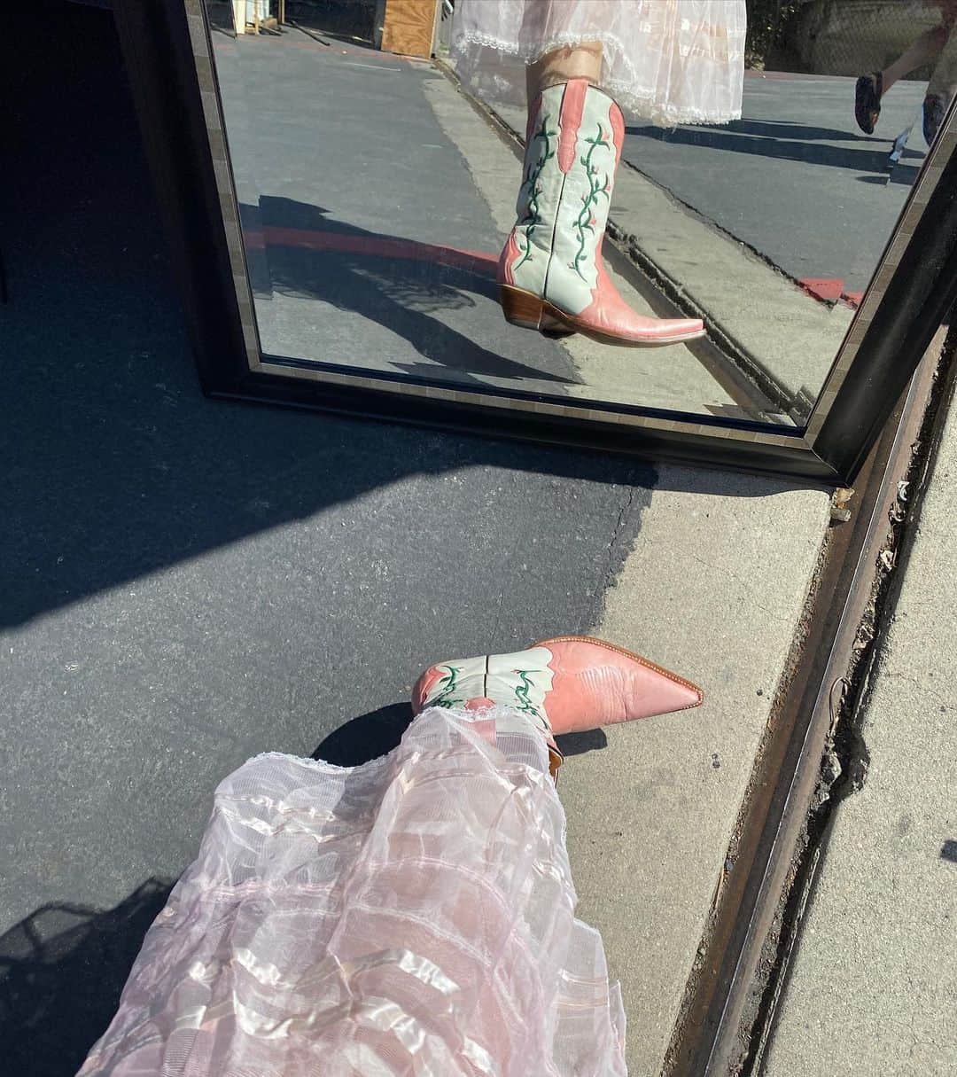小藪奈央のインスタグラム：「. LA buying trip 🇺🇸 got lots amazing pieces which are different from European vintage. I haven’t been there for 2 years so it was nice to visit! Thank you for lovely friends who helped me during my stay 🥰 @smoothposer @notkiddingjk @makayla.oas @stevieyoussef   最終日はrosebowlで。暗いうちから回って頑張りました。 アメリカはインフレみたいで、円安も相まってかなり高くなってました😭 円安どうにかしてほしい! 1.5倍くらいになってます。 食べ物の値段とかも上がってるみたいで、確かにUber eatsで頼んだ寿司が8 pcで¥3000くらいしたのにおいしくなかったです😵‍💫 でも2年ぶりのアメリカに来られて、ヨーロッパとは違うアメリカならではのヴィンテージを無事に沢山買い付けられたので良かったです🤍 上海のpop upにも沢山持っていきますね🇨🇳」