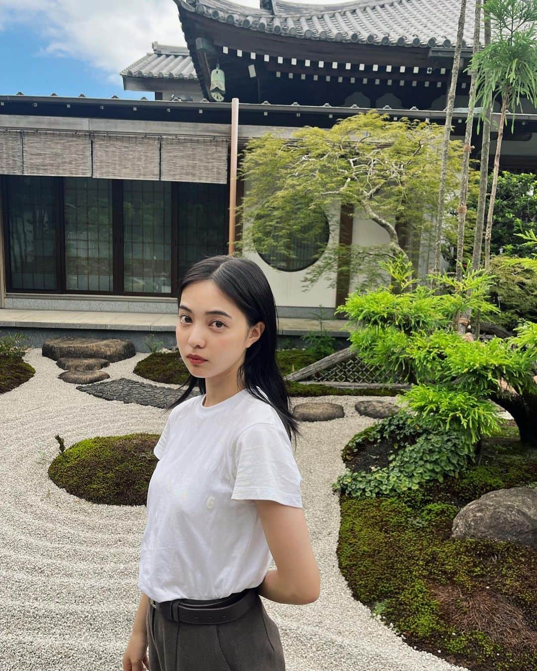 新関碧のインスタグラム：「朝5時に起きて、坐禅して、写経して、練り切りした日。 こんなに、集中精神統一な日はなかなかない！笑  「坐禅」の時は、蚊との戦いでもあり、集中したいけど気になる、、、でも集中！みたいな感じで頑張った結果かなり刺されました😅でもとっても良い1日の始まり。  「写経」は、正直、ひたすらわからない漢字の羅列を書く作業✍️久々に、習字に触れて、心の中で「とめ、はね、はらい」だなぁとか思いながら、お経を上から順序よく頑張りました。でも、途中から、意味のわかる単語から先に書く方が楽しくない！？と思い、自己流穴埋め方式で進めたら、かなり時間がかかってしまいました。ただ、達成感はものすごかった！  そして、 最後の練り切りは、1番上手くできたかも！頑張って作ったものをたべる瞬間は、儚すぎて胸が痛かったけど、そこに芸術があるんだなぁと、しみじみ。  そんなこんなで、自分の煩悩と向き合いまくり、とっても楽しい1日でした😂」
