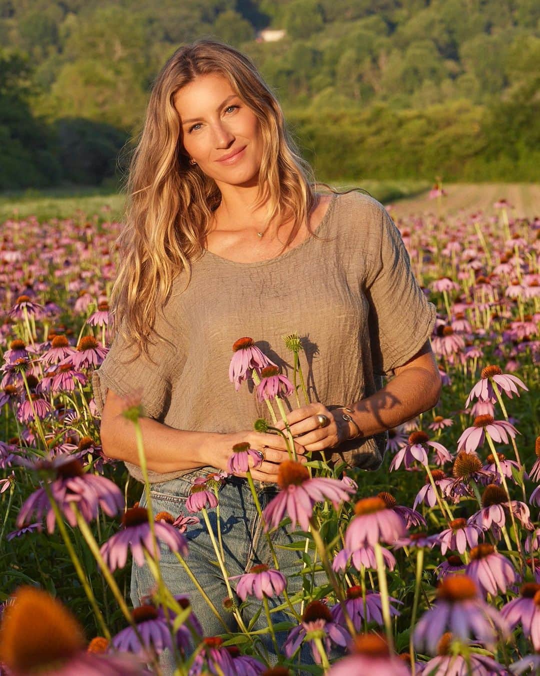 ジゼル・ブンチェンのインスタグラム：「The love of plants and nature has been a big part of our family for generations. My grandmother passed down that knowledge and wisdom to my mother, who introduced me to the benefits of plants starting when I was a little girl. Today, I am proud to announce my partnership with @gaiaherbs. Gaia Herbs is a brand I have used for over twenty years, whose products are well known for their purity, potency, and high quality. This summer, I visited their farms and headquarters and witnessed their whole process up close. I was impressed by the sense of purpose in everyone I met! The dedication and intention they put in from the seed to the harvest and production were incredible. Somehow, I feel that I’m returning to my roots, and I am so excited to keep learning more every day about the awesome power of plants and herbs. When we take care of nature, nature takes care of us. I hope you will learn with me and benefit as much as I do from their wonders. 🌱✨  O amor pelas plantas e pela natureza tem sido uma grande parte da nossa família há gerações. Minha avó transmitiu esse conhecimento e sabedoria para minha mãe, que me apresentou os benefícios das plantas desde quando eu era pequena. Hoje tenho o orgulho de anunciar minha parceria com @gaiaherbs. Gaia é uma marca que utilizo há mais de vinte anos, cujos produtos são conhecidos pela sua pureza, potência e alta qualidade. Neste verão, visitei sua fazenda e sedes e testemunhei de perto todo o processo. Fiquei impressionada com o propósito de todas as pessoas que conheci lá! A dedicação e intenção que colocaram desde a semente até à colheita e produção foram incríveis. De alguma forma, sinto que estou voltando às minhas raízes e estou muito animada para continuar aprendendo mais, a cada dia, sobre o incrível poder das plantas e ervas. Quando cuidamos da natureza, a natureza cuida de nós. Espero que você aprenda assim como eu, e também se beneficie com suas maravilhas.  #GaiaHerbs #partner」
