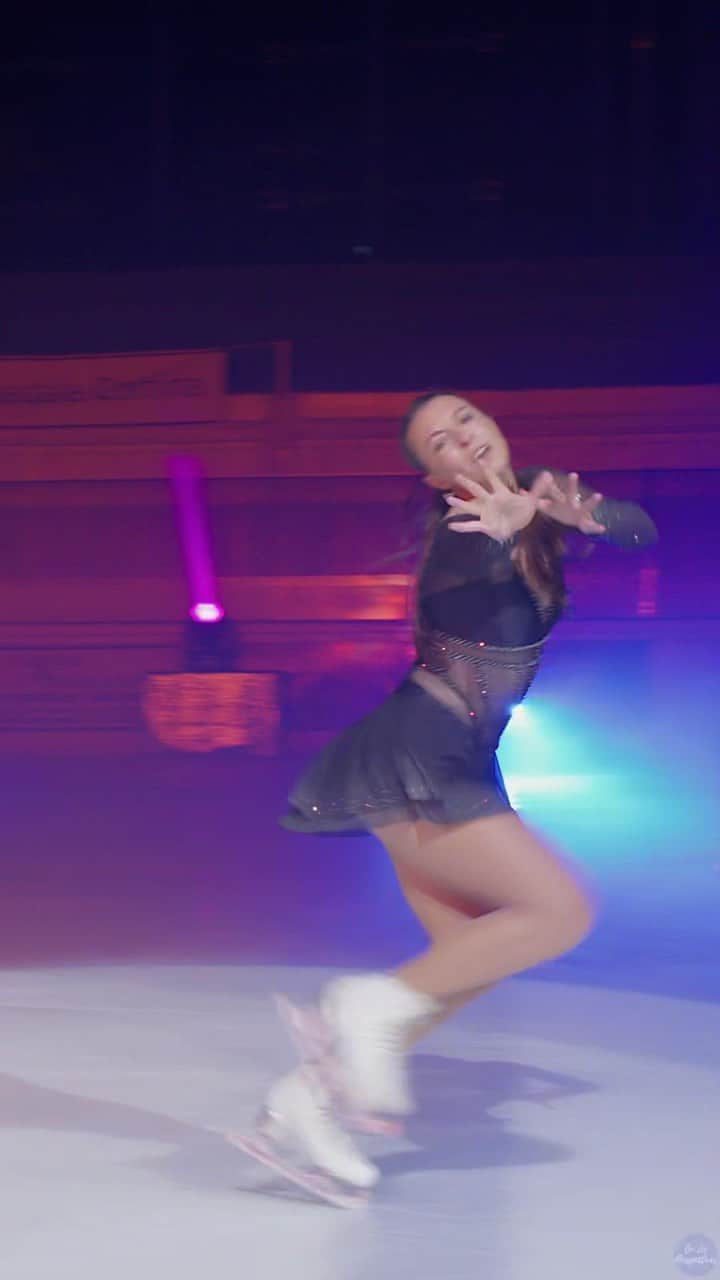ニコル・ショットのインスタグラム：「7-time German champion @Nicole_Schott performs to Bohemian Rhapsody at @GhiaccioSpettacolo, the 2023 Italian Summer Tour.  👣 Choreography by @AndreaVaturi & @MsKostner, with 🎵 by @DaisyGrayOfficial and @OfficialQueenMusic  📺 Full video on YouTube. 🎥 Filmed at the 1956 Olympic Ice Stadium in Cortina, Italy, August 18th by Jordan Cowan of @oniceperspectives  Help support On Ice Perspectives by visiting our link in bio.  #bohemianrhapsody #iceskating #figureskating #oniceperspectives #ghiacciospettacolo #daisygray #milanocortina2026」