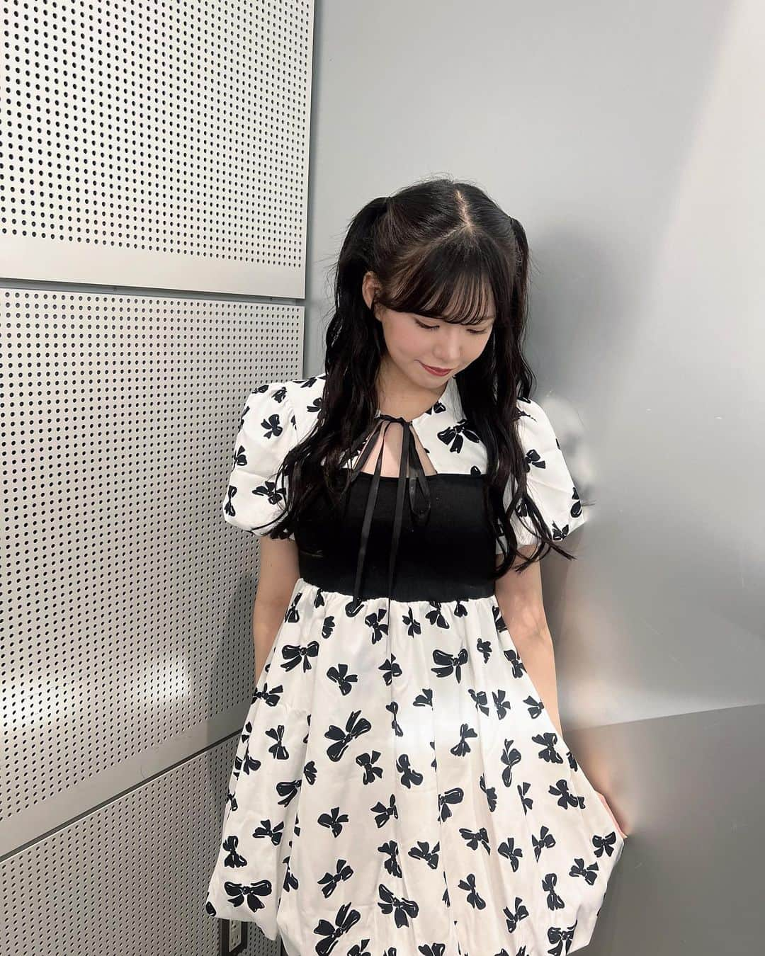 岡本彩夏さんのインスタグラム写真 - (岡本彩夏Instagram)「＊ 久しぶりのかわいい系…？🎀🩶 ・ #私服 #ワンピース #白黒コーデ  #02 #02년생 #アイドル #名古屋 #栄 #ハーフツイン #ガーリーコーデ #fashion #ootd #fyp #instalike #follow」9月15日 22時06分 - ayaka_okmt