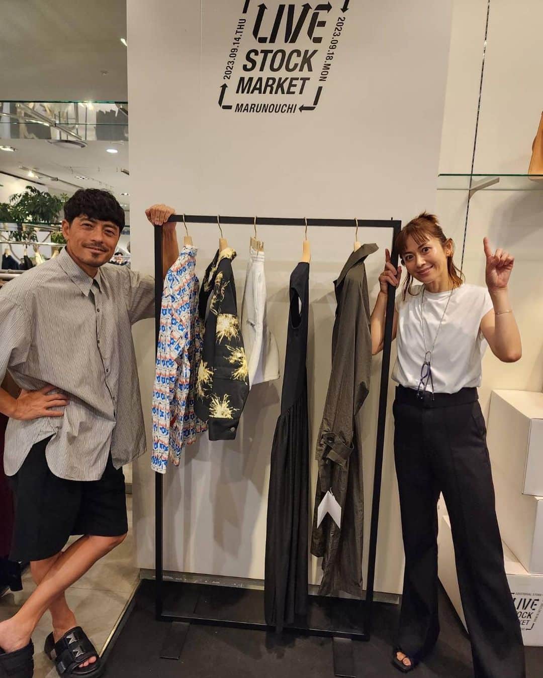 畑野ひろ子のインスタグラム：「ファッションブランドの在庫が “新しい価値” になる。「デッドストック」が「ライブストック」に、をテーマに東京・丸の内にて、9/14-9/18で開催されるサスティナブル系イベント、LIVE STOCK MARKET in MARUNOUCHI に、ESTNATIONのゲストディレクターとして参加させていただきました❣️  倉庫に、こんなに沢山おしゃれなお洋服が眠っているなんて！ いろいろ想像しながら、沢山セレクトさせてもらいました！ 自分のクローゼットのお洋服と掛け合わせて、使えるアイテムいっぱいです👍 ぜひ、楽しんでください😆  #ライブストックマーケット丸の内 #ライブストックマーケット #livestockmarket #丸の内 #marunouchi」