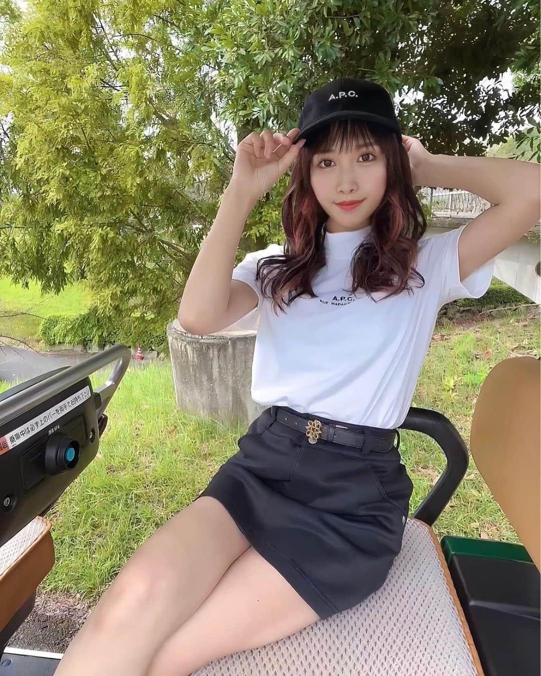 めるのインスタグラム：「お疲れ様です〜  最近ちょっとイメチェン❤️  ピンクのインナーカラー入れてみた💇‍♀️  ずっとインナーカラーしてみたくて、念願の✌️  どうかしら？？🤣  髪の毛が派手だから、服はモノトーンコーデで大人しくしました🖤🤍  それにしても今日は暑かったな🥵 9月中旬なのに34℃もあったよー🫠  #ゴルフ#ゴルフ女子#ゴルフ男子#ゴルフウェア#ゴルフコーデ#ゴルフファッション#ゴルフ初心者#ゴルフコンペ#golf」