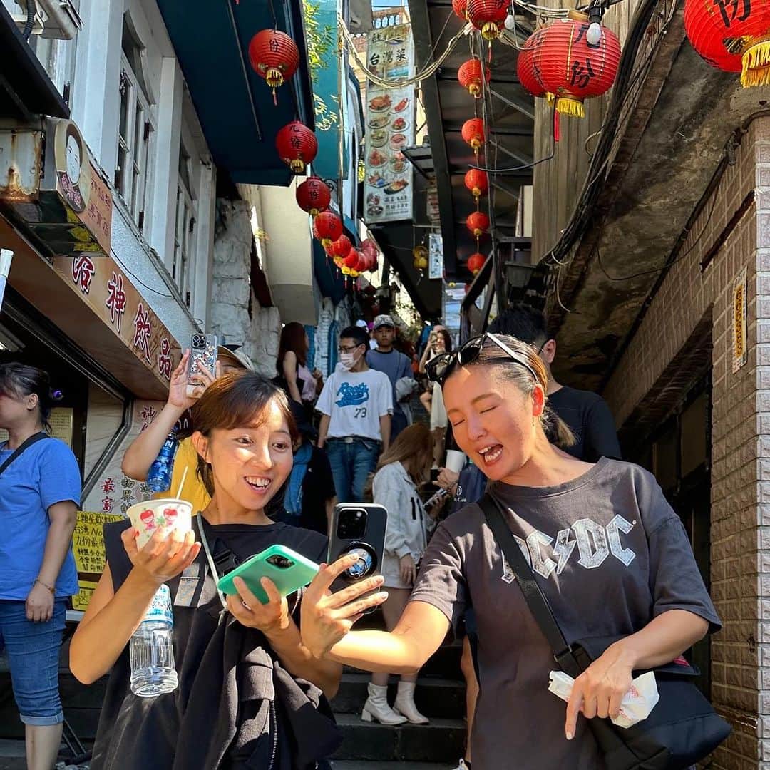 Yuri Sakuraiさんのインスタグラム写真 - (Yuri SakuraiInstagram)「先日まで、 飲食店の勉強と、出店のための市場調査のために、 行っていた台湾！！  9月12日が自分の誕生日ということで、 カフェの仲間 梅沢選手が 今年は、台湾旅行をプレゼントしたい！と言ってくれて、 前々から予約してくれていました！  3日間のスケジュールプランも、 しっかり考えてくれて、 言葉の通じない国でも、 不安を感じることなく、楽しく、 これからの自分たちのお店に活かせるような 学びる貴重な時間を過ごさせてもらいました！  梅沢選手とは、 カフェのメンバーの中で付き合いが1番長く、 カフェを始めて、今日ここに来るまで、 本当に大変なことも多かったですが、 空気をパッと明るく変えてくれる力があり、 梅沢選手の明るさは、 何度もチームを救ってくれました！  そして、MKメンバーで1番、 人想い、チーム想い。  MK CAFEのスタッフや、 周りの関わる方々を輝かせるために動いてくれたり、 普段から自分が映らなくても、 色んな裏側の写真や動画をとってくれて、 その日のうちに素敵な動画を作って プレゼントしてくれたり、 周りの人に喜んで貰いたい！という想いが強く そういうところを仲間として誇りに思います！！  カフェはもちろん、これから新事業も始まり、 チームがより一丸となる必要があるからこそ、 これからも一緒にファイトしていきます！！  梅沢選手、 最高の誕生日プレゼントをありがとう☆  #台湾#出張#文化交流#台北 #ヘアアレンジ #動画クリエイター #鯖バーガー#ハンバーガー #沖縄#沖縄カフェ#沖縄南部カフェ#沖縄観光 #沖縄絶景#沖縄ランチ #沖縄グルメ#海の見えるカフェ#沖縄スイーツ #沖縄ハンバーガー#沖縄旅行#沖縄旅#沖縄土産 #瀬長島#ウミカジテラス#瀬長島ウミカジテラス #𝗆𝗄𝖼𝖺𝖿𝖾#𝗈𝗄𝗂𝗇𝖺𝗐𝖺#𝗎𝗆𝗂𝗄𝖺𝗃𝗂𝗍𝖾𝗋𝗋𝖺𝖼𝖾#𝗈𝗄𝗂𝗇𝖺𝗐𝖺𝗅𝗂𝖿𝖾 #cafe」9月15日 22時11分 - yuri_sakuraiii