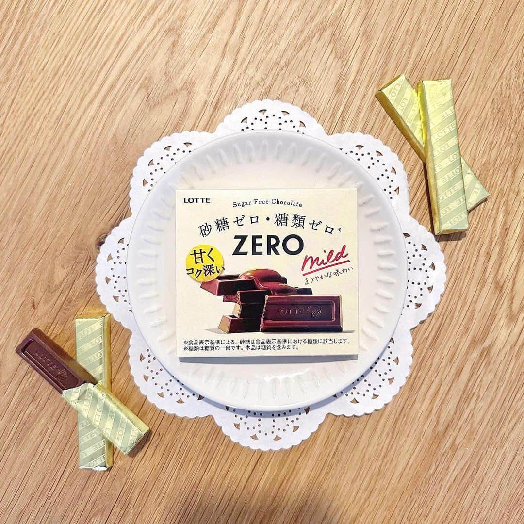 布川桃花さんのインスタグラム写真 - (布川桃花Instagram)「ロッテの糖類ゼロチョコレート ZERO🍫  砂糖などの糖分の摂取が気になる方でも 我慢せずに食べられるチョコレート✨  普通においしくて甘いものが食べたい時に満足できる🤭  細長い形状で食べやすく 個包装になってるから好きなときに ちょこっと食べたりもできておすすめです◎  ZEROシリーズはビターや 9月12日から発売されるカカオ70% ひとくちサイズのパウチタイプもあり チョコレートだけでなくアイスやビスケット、 キャンディなどラインナップも豊富だよ👐🏻  #PR @39_editors  #ロッテ #ロッテZERO #砂糖・糖類ゼロ  #美味しいトコだけ残してゼロにして ※食品表示基準に基づき、糖類0.5g未満(100g当り)を糖類0(ゼロ)としています。砂糖は食品表示基準における糖類に該当します。 ※糖類は糖質の一部です。本品は糖質を含みます。」9月15日 22時12分 - momoka_fukawa