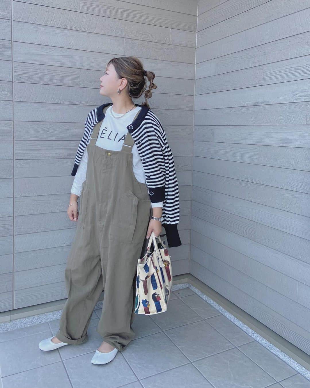 mmmaaakkkiiikkkoooのインスタグラム：「newなサロペット🦖 インナーは @wego_zozo のクルーネックロンT🌟 シンプルなロゴで秋冬も着回し◎🤗 一枚でもかわいいし、レイヤードにもめっちゃ使える‼️  ZOZOで今なら安く買えるよ〜🉐 . . . . tops/ @wego_zozo @zozotown pants/ @antiqua__official  shoes/ @donobanweb bag/ @ear_papillonner  . . . .  #PR#wego#ウィゴー #wego_ootd#ママコーデ#ママファッション#大人カジュアル#カジュアルコーデ#シンプルコーデ#モノトーンコーデ#ootd#outfit#locari#partegram #プチプラコーデ#40代コーデ#30代コーデ#大人女子#インスタ映え#韓国ファッション#レディースファッション#プチプラ#プチプラファッション#大人女子#ミリタリーコーデ #レーススカート#ロングスカート」