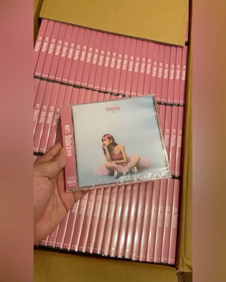 のインスタグラム：「9/27リリース💿  曲を聴いてもらえるなら、どんな形でもいいと思う。 サブスクだって、デジタル購入だって、YouTubeだって、なんだっていいんだよ。  ただ、やっぱ嬉しいね☺️ 今時CDなんて、かかったコストの分を回収できるかどうかもわからない物だったりする。 でも、手にとった重みが嬉しい。  Bookletや、CDをとったトレー下や、アナログで感じる感触と質感を楽しんで下さい🩵🩷  9/27発売「Unlocking」 今週末17日(日)は群馬で超最速先行発売決定🔥  ☞2枚目見てね👀  m.c.A・T 30th Anniversary LIVE CIRCUIT2023 m.c.A・T × MAY’S at GUMMA  【日程】2023年9月17日 【会場】the Groove TAKASAKI 〒370-0826 群馬県高崎市連雀町134番地 サファリビルB1  【LIVE】OPEN 16:30 / START 17:00~ 着席：¥6,500(別途ドリンク代¥600) 立見：¥5,500(別途ドリンク代¥600)  【TALK SHOW】START 20:00~ 着席：¥2,000 (別途ドリンク代¥600) 立見¥1,000(別途ドリンク代¥600)  チケットは会場への電話、もしくはメールでの予約受付となります🎫  ▶︎MAIL予約はこちら info@thegroovetakasaki.com  ▶︎店頭電話受付はこちら 027-387-0895(15:00〜23:00)  1番最初に発売する場所が、地元群馬なことも嬉しい🐴 もちろん、群馬crewみんな集合してくれるよね？？ 会場でUnlocking の新曲たちと待ってます🩵  #mays#unlocking#アンロッキング」