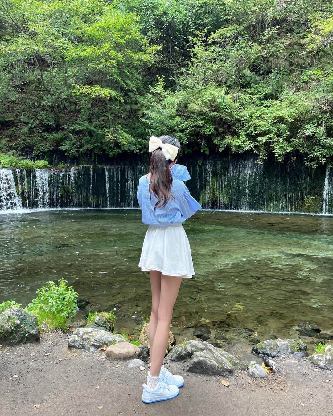 島袋香菜のインスタグラム：「滝の音良すぎて録音もしてきた🌿笑 8月だけど涼しかった☺️🤍」